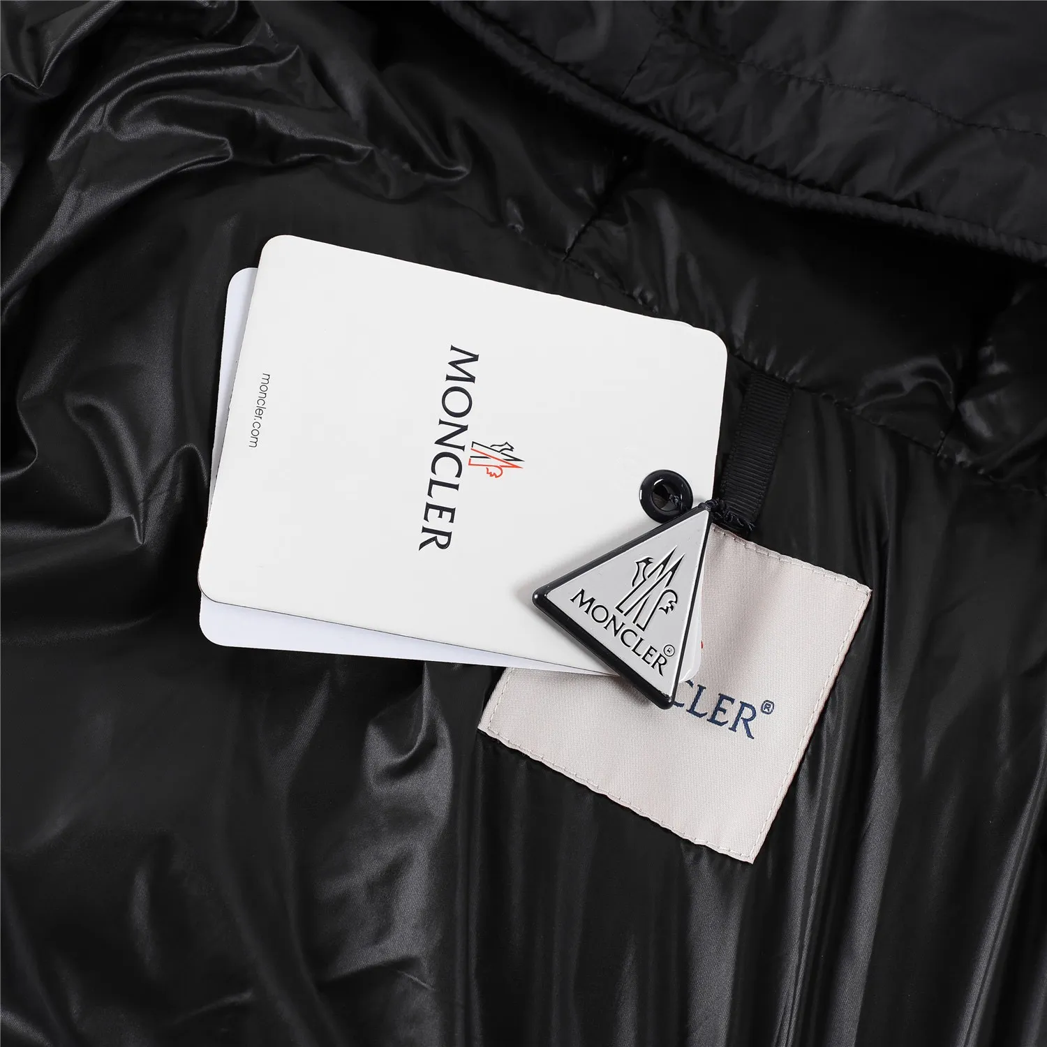 P820 ​​💎Upgraded to higher version quality💎 MonclerTemplon embroidered webbing hooded wind hood, non-detachable, three logos, details, accessories, hardware QR code scan, on sale on the UK official website for 14,500! Not available in China, all prices are increasing for purchasing agents! Authentic European standard 90 down, with an average down filling of 400 grams. The cost of one filled down can make a currency ready-made garment! Made of Italian polyester nylon fabric, it feels extremely smooth, breathable and comfortable without any roughness, and is excellent in windproof, warm and cold-resistant. The texture is thicker and smoother than ordinary nylon materials, adhering to its consistent lightness, anti-spill and anti-drilling. The top-notch stitch-stitching and embroidery technology makes each letter so full and round, and the silky texture cannot be underestimated. The most eye-catching feature of this model is the hidden embroidered letter webbing on the placket. It’s so pretty. There’s an extra-long waterproof zipper on the left and right sides of the chest, and two huge storage pockets, one of which can be put in. Moncler’s design is so user-friendly. I’ve seen actual photos, and there’s not a lot of copywriting. It’s hard work that gives me the confidence to take such high-definition pictures! The washable label is located in the inner bag, and the tag is placed in the pocket to prevent it from being cut during transportation. Size: 1-5 black. Taking inner wear as an example: Size 1 is suitable for 100 to 120 catties. Size 2 is suitable for 120 to 135 catties. Size 3 is suitable for 135 to 150 catties. Size 4 is suitable for 150 to 165 catties. Size 5 is suitable for 165 to 185 catties.