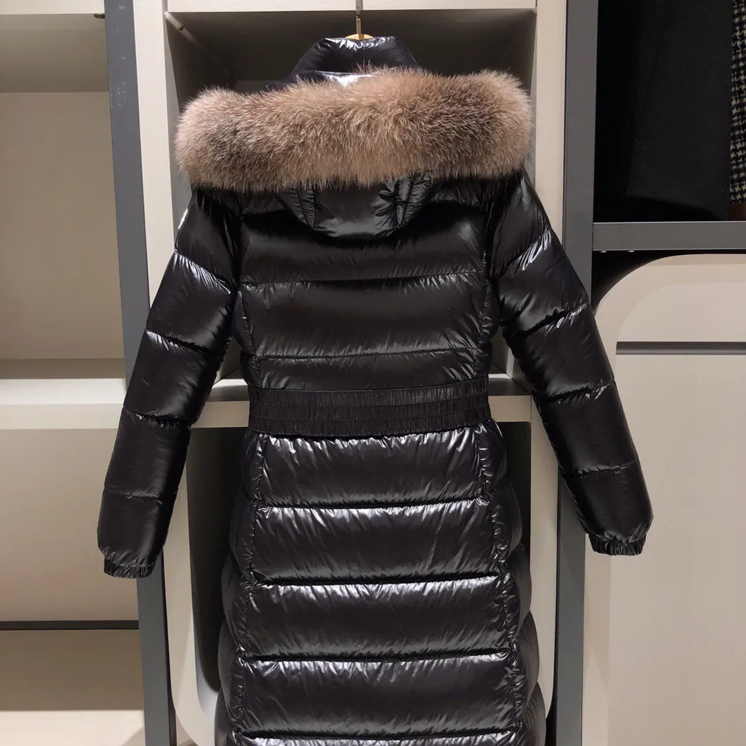 P1140 🔥Women's model🔥 M family's latest model, women's super long style, fox fur collar, Size 1-4, new down, ⬆️Moncler 2025 new color, Boed women's long down jacket jacket, Boedic women's down jacket is made of longue saison fabric, embellished with fur trim, providing warm care. (⚠️Fox fur collar imported from Finland, of course the fur collar needs to be larger to look good) The Boed down jacket has a soft silhouette design and is equipped with a delicate belt to create a sophisticated and elegant winter look. Made of longue saison fabric with wool trim on the hood. Details •Made from longue saison fabric •Longue saison lining •Filled with down •Hood with removable fleece trim •Two-way zipper closure •Elasticated waistband with patented snap buttons •Zip closure lateral pockets with grosgrain piping •Adjustable elastic cuffs Size: 1-4 Women's