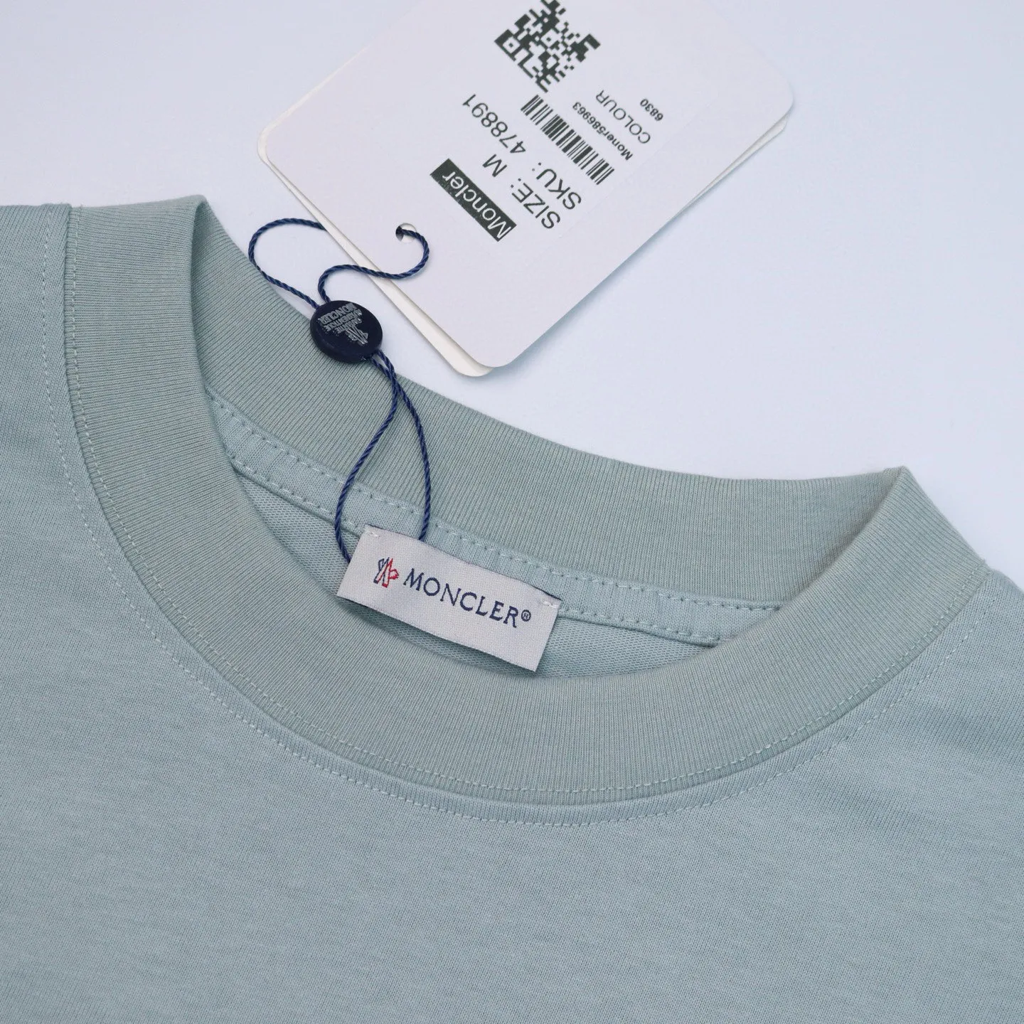 P136 Style No.: 813 〈MONCLER〉The price of the MONCLER is actually quite advantageous. Those who have been to the counters should know that the price of the MONCLER is not much cheaper than Gucci Burberry. It is just relatively low-key and unwilling to hype. It is a picture that you want to buy or not. It has an arrogant existence... Exclusively customized 270 grams of 32-count double-yarn smooth cotton. The texture is very soft and comfortable. 100% top-grade fabrics that are different from the market (no shrinkage, no deformation, no pilling) Matched with 320g 1*1 thread (the fabric thread is dyed in the same vat, no color difference, the thread is not easy to deform) Color: black, white, sky blue, pea green Code number: S-XL