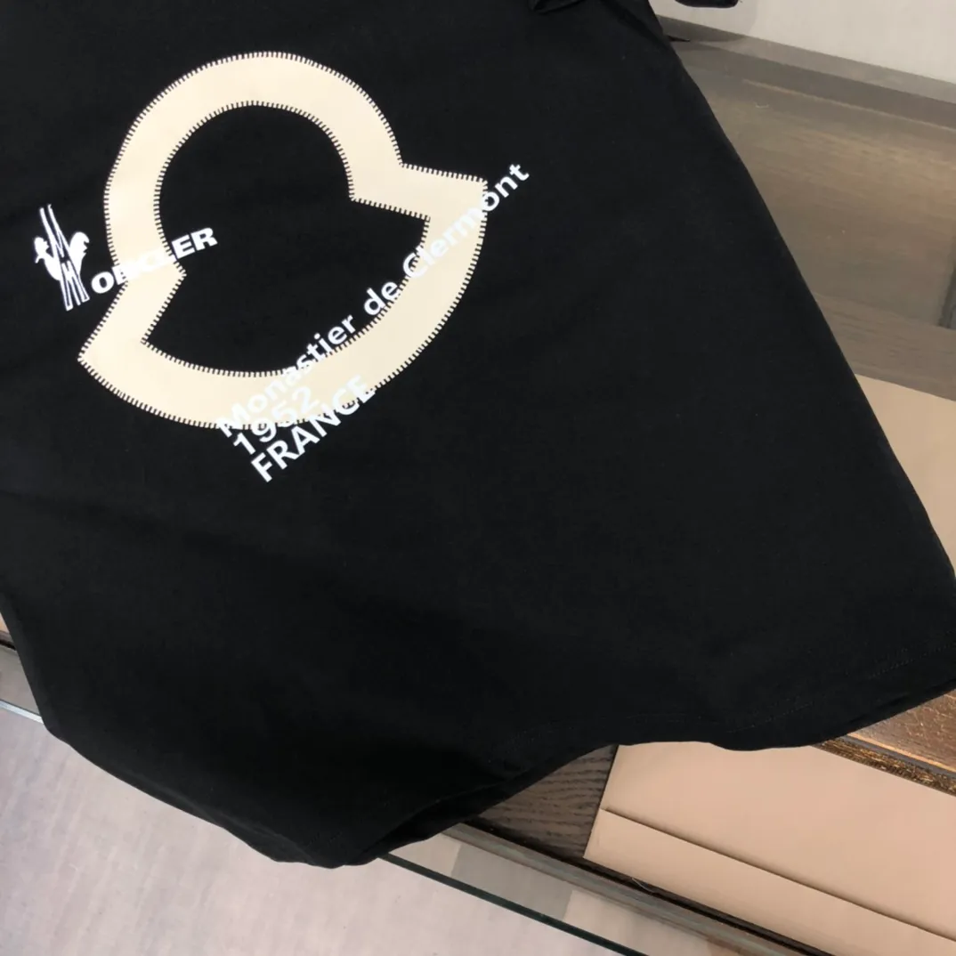 P160 🔥MONCLER New model of Mongolian mouth, customized high-end ready-to-wear! Fashionable and trendy casual short-sleeved T-shirt, gentle, soft, delicate, skin-friendly, comfortable and cool, the chest pattern is stylish and full of vitality! A fashionable and versatile must-have! Color: black white Size: S～XL (loose version, please state your height and weight when placing an order)