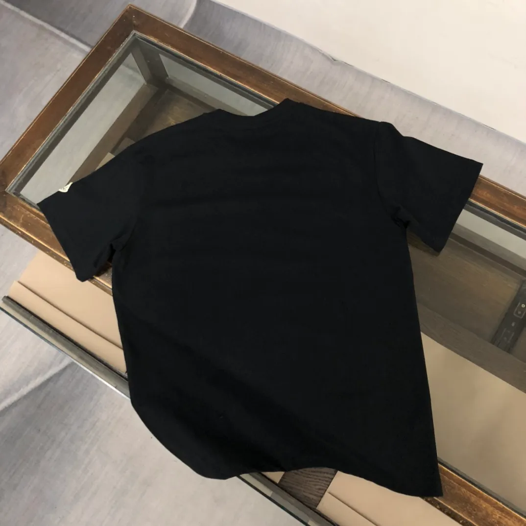 P160 🔥MONCLER New model of Mongolian mouth, customized high-end ready-to-wear! Fashionable and trendy casual short-sleeved T-shirt, gentle, soft, delicate, skin-friendly, comfortable and cool, the chest pattern is stylish and full of vitality! A fashionable and versatile must-have! Color: black white Size: S～XL (loose version, please state your height and weight when placing an order)