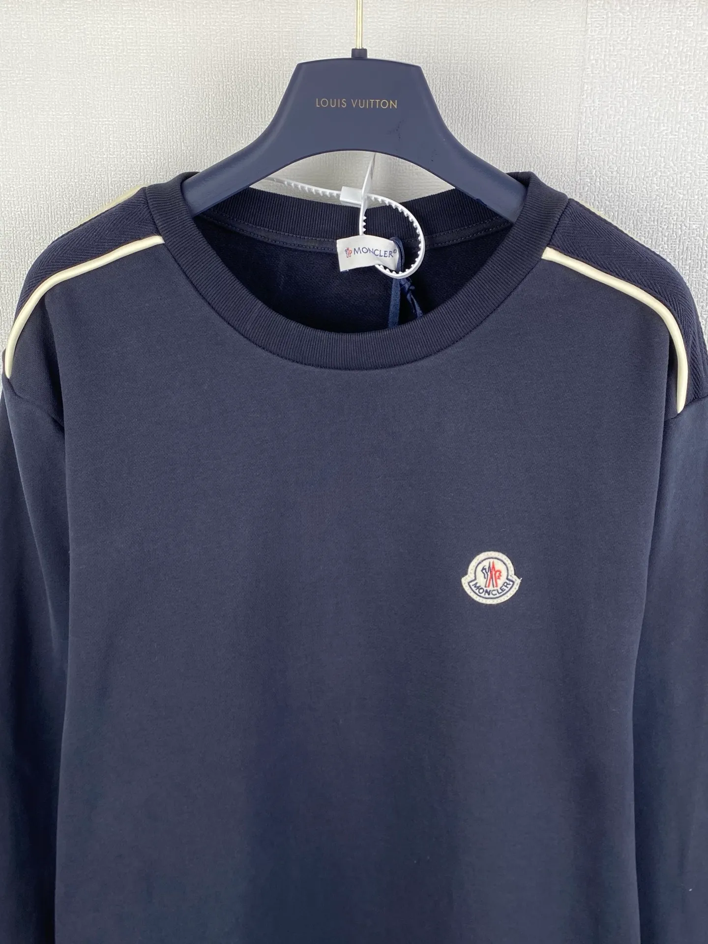 P420 MONCLER round neck logo cotton long-sleeved sweatshirt ●Authentic 5400 purchase and development ●320g multi-thread sweatshirt velvet 100% cotton ●400g 1*1 fashion brand rib ●280g shoulder double-sided strapping ●Fabric enzyme washing ●Template embroidery ●Customized 1:1 embroidery label ●Customized 1:1 strapping ●Customized 1:1 webbing ●Customized 1:1 trademark ●Loose version ●Size: S M L XL