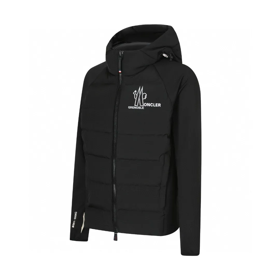 P730 [Exclusive supply] Moncler x RICK OWENS joint down jacket (black) The fabric is woven from fine long-staple cotton single yarn. Avoid static electricity and dust absorption due to friction. Through special additives or processes, fibers are less likely to get tangled into hair balls. Go for finer sanding and get an extremely fine touch like a peach finish. At the same time, it is famous for its high-quality white goose down filling, which has excellent thermal insulation effect. The main pattern uses a combination of imported environmentally friendly glue technology and three-dimensional flocking to outline sharp lines with fine glue, and the edges present a matte matte texture. Micro-three-dimensional flocking technology is used for the letters. Rick Owens' signature three-dimensional quilting technology combines laser cutting and hand-quilting to completely revolutionize the bulky feel of traditional down jackets. The slim silhouette combines sports functionality with the neat lines of high fashion. Customized two-way YKK zippers, reflective strips on the brim, hidden snow skirt design, and even the cuff ribs are 3D woven, taking into account outdoor protection and a comfortable fit for daily wear. Size:S-M-L-XL