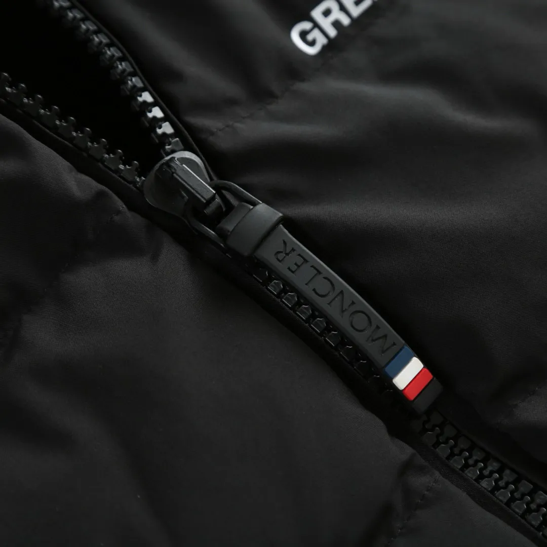 P730 [Exclusive supply] Moncler x RICK OWENS joint down jacket (black) The fabric is woven from fine long-staple cotton single yarn. Avoid static electricity and dust absorption due to friction. Through special additives or processes, fibers are less likely to get tangled into hair balls. Go for finer sanding and get an extremely fine touch like a peach finish. At the same time, it is famous for its high-quality white goose down filling, which has excellent thermal insulation effect. The main pattern uses a combination of imported environmentally friendly glue technology and three-dimensional flocking to outline sharp lines with fine glue, and the edges present a matte matte texture. Micro-three-dimensional flocking technology is used for the letters. Rick Owens' signature three-dimensional quilting technology combines laser cutting and hand-quilting to completely revolutionize the bulky feel of traditional down jackets. The slim silhouette combines sports functionality with the neat lines of high fashion. Customized two-way YKK zippers, reflective strips on the brim, hidden snow skirt design, and even the cuff ribs are 3D woven, taking into account outdoor protection and a comfortable fit for daily wear. Size:S-M-L-XL