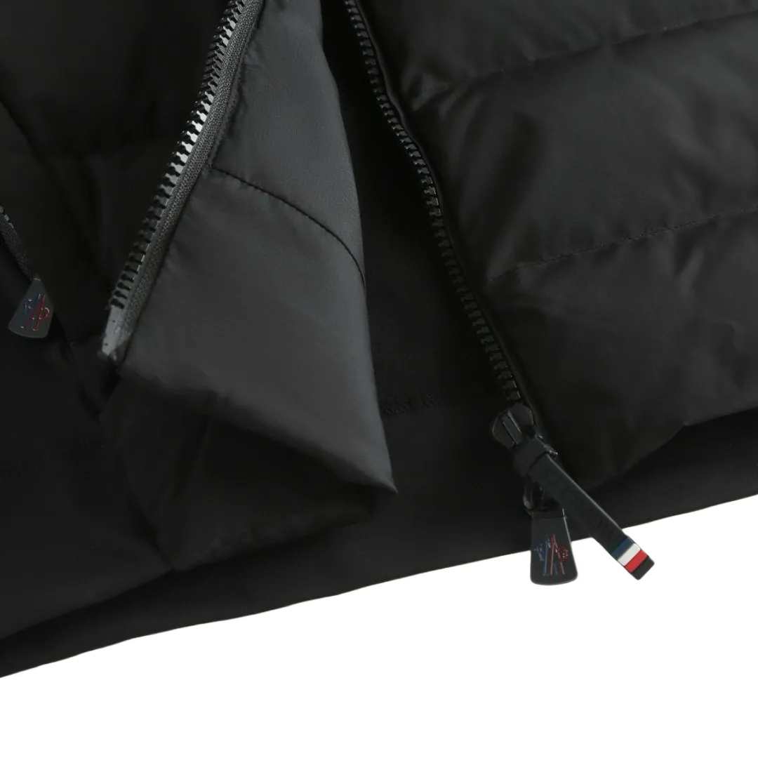 P730 [Exclusive supply] Moncler x RICK OWENS joint down jacket (black) The fabric is woven from fine long-staple cotton single yarn. Avoid static electricity and dust absorption due to friction. Through special additives or processes, fibers are less likely to get tangled into hair balls. Go for finer sanding and get an extremely fine touch like a peach finish. At the same time, it is famous for its high-quality white goose down filling, which has excellent thermal insulation effect. The main pattern uses a combination of imported environmentally friendly glue technology and three-dimensional flocking to outline sharp lines with fine glue, and the edges present a matte matte texture. Micro-three-dimensional flocking technology is used for the letters. Rick Owens' signature three-dimensional quilting technology combines laser cutting and hand-quilting to completely revolutionize the bulky feel of traditional down jackets. The slim silhouette combines sports functionality with the neat lines of high fashion. Customized two-way YKK zippers, reflective strips on the brim, hidden snow skirt design, and even the cuff ribs are 3D woven, taking into account outdoor protection and a comfortable fit for daily wear. Size:S-M-L-XL