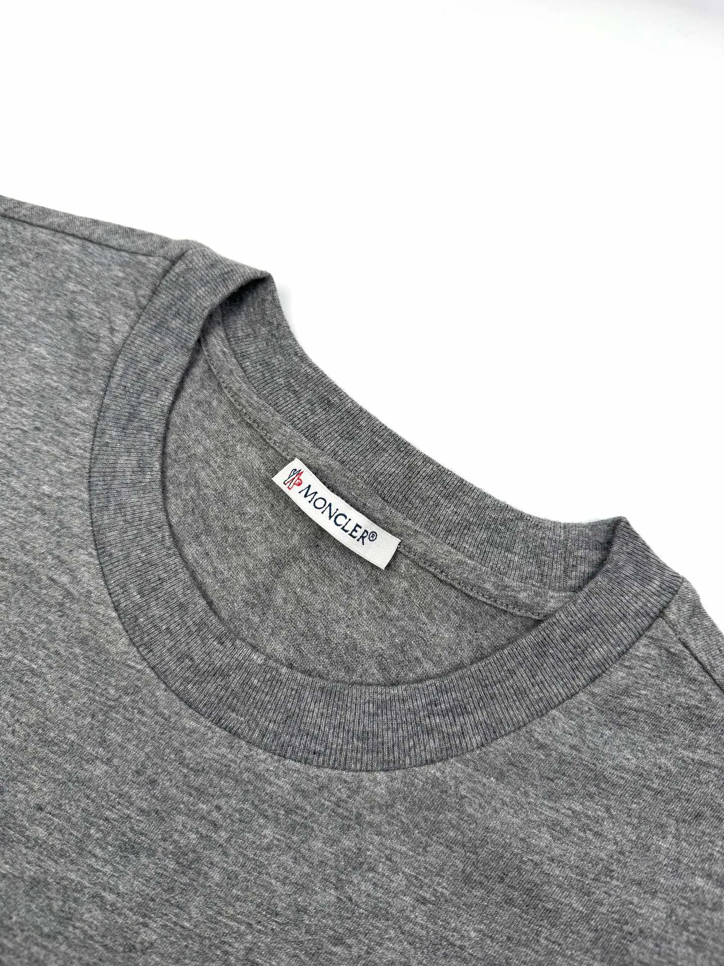 P180 Moncler logo short-sleeve, custom Yun Shu velvet cotton plain weave, soft and delicate, comfortable and close to the skin, the iconic Moncler logo is embellished on the chest, like the artist's soul imprint, full of recognition, with inky gray as the main color, low-key contains endless stories and style. Needless to say, the end of the outfit is minimalism. Process 1: Computer drawing sewing machine process. Input the required pattern through computer software. High-precision positioning system ensures the exact position of the pattern on the fabric. It has automatic sewing function. Able to automatically complete the sewing process. Process 2: The fabrics are washed and have a better hand feel. Not easy to deform, not easy to shrink, not easy to fade, and maintain long-term beauty. Accessories: Customized 1:1 Moncler embroidery logo Customized 1:1 Moncler trademark Version: Loose version Size: S M L XL Style number: 25110