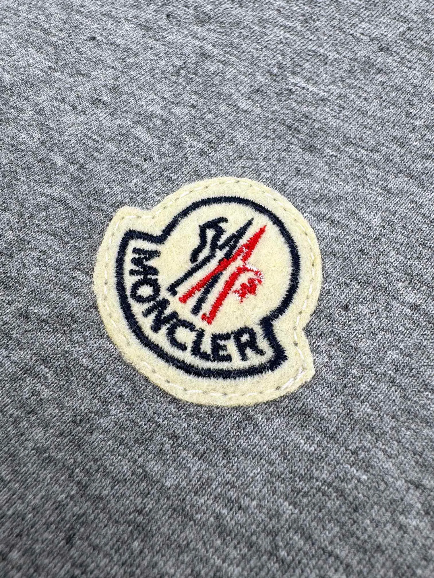 P180 Moncler logo short-sleeve, custom Yun Shu velvet cotton plain weave, soft and delicate, comfortable and close to the skin, the iconic Moncler logo is embellished on the chest, like the artist's soul imprint, full of recognition, with inky gray as the main color, low-key contains endless stories and style. Needless to say, the end of the outfit is minimalism. Process 1: Computer drawing sewing machine process. Input the required pattern through computer software. High-precision positioning system ensures the exact position of the pattern on the fabric. It has automatic sewing function. Able to automatically complete the sewing process. Process 2: The fabrics are washed and have a better hand feel. Not easy to deform, not easy to shrink, not easy to fade, and maintain long-term beauty. Accessories: Customized 1:1 Moncler embroidery logo Customized 1:1 Moncler trademark Version: Loose version Size: S M L XL Style number: 25110