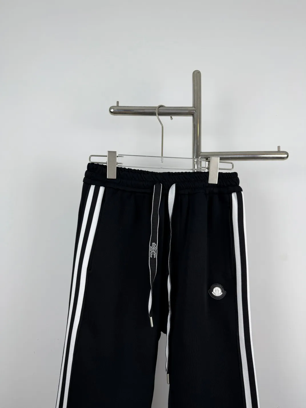 P220 💰Model No. C133 New style hooded iron mark striped drawstring webbing straight-leg sweatpants MONCLER official website ZP synchronized new sweatpants. The fabric is made of 450g heavyweight double-ply double yarn composite fabric classic hooded iron mark ➕ printed webbing technology. Two-color classic cotton webbing on the side. Elastic drawstring waist design is full of flexibility. The inner hemming and stripping workmanship is high and the details are perfect. The fit is loose. Made with conscience, it can withstand high temperatures and will not fall off. It can be machine washed. Factory-made workmanship, the bag strips are neatly arranged with double needles, a popular Internet celebrity model, very popular Color: Black Size: S M L XL