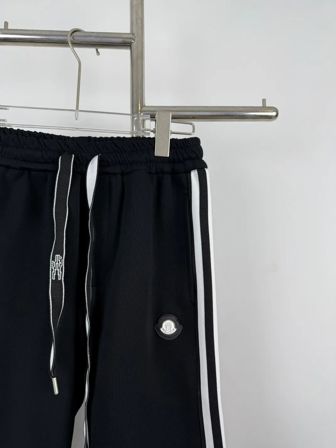P220 💰Model No. C133 New style hooded iron mark striped drawstring webbing straight-leg sweatpants MONCLER official website ZP synchronized new sweatpants. The fabric is made of 450g heavyweight double-ply double yarn composite fabric classic hooded iron mark ➕ printed webbing technology. Two-color classic cotton webbing on the side. Elastic drawstring waist design is full of flexibility. The inner hemming and stripping workmanship is high and the details are perfect. The fit is loose. Made with conscience, it can withstand high temperatures and will not fall off. It can be machine washed. Factory-made workmanship, the bag strips are neatly arranged with double needles, a popular Internet celebrity model, very popular Color: Black Size: S M L XL