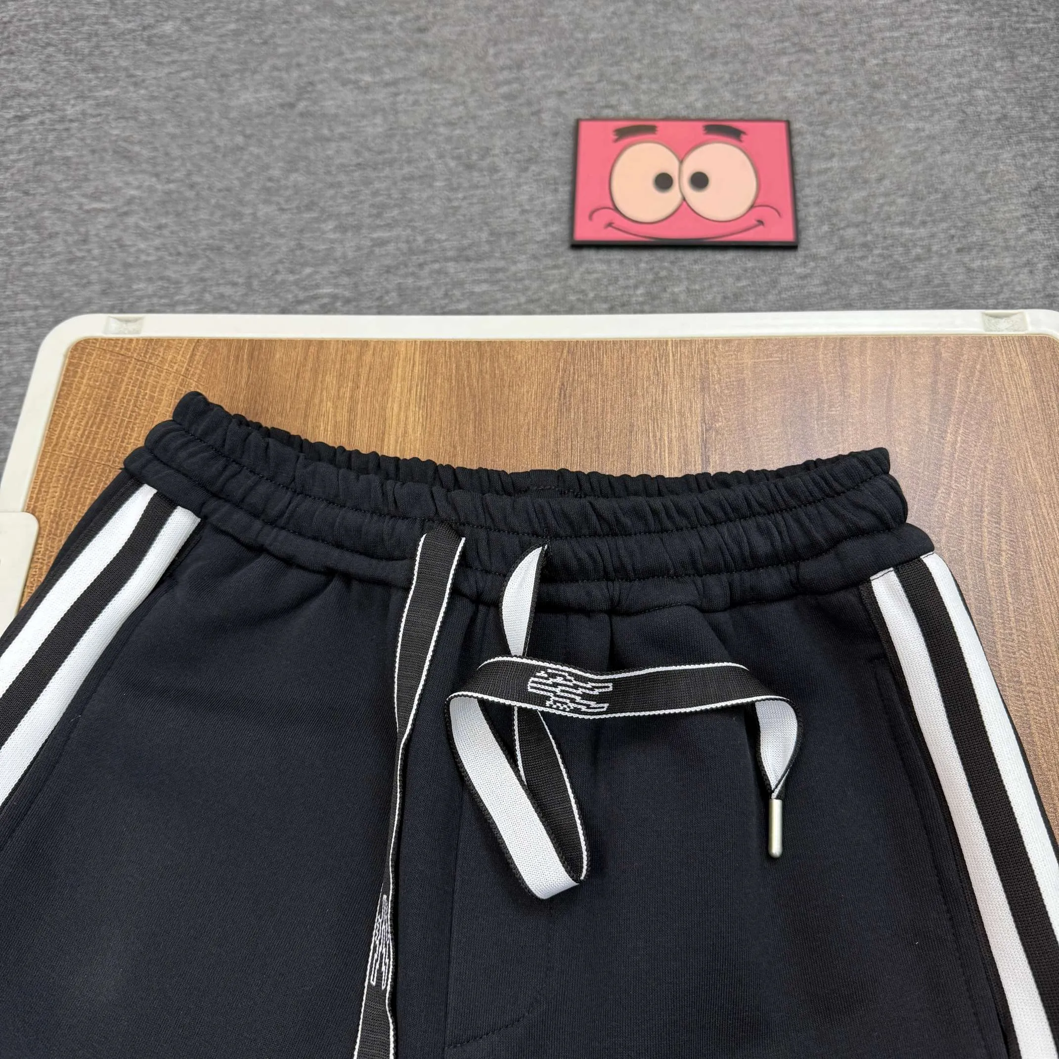P220 💰Model No. C133 New style hooded iron mark striped drawstring webbing straight-leg sweatpants MONCLER official website ZP synchronized new sweatpants. The fabric is made of 450g heavyweight double-ply double yarn composite fabric classic hooded iron mark ➕ printed webbing technology. Two-color classic cotton webbing on the side. Elastic drawstring waist design is full of flexibility. The inner hemming and stripping workmanship is high and the details are perfect. The fit is loose. Made with conscience, it can withstand high temperatures and will not fall off. It can be machine washed. Factory-made workmanship, the bag strips are neatly arranged with double needles, a popular Internet celebrity model, very popular Color: Black Size: S M L XL