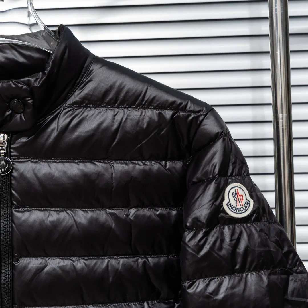 P720 top version (different currencies) Style: Moncler Moncler IGELLE series solid color zipper slim fit and thin waist rib down jacket (all made of national standard 90 goose down, sizes are all authentic digital sizes) Color: picture color Size: 1-2-3-4 Fabric: 90 goose down Accessories: full set of customized accessories No gender distinction, same style for men and women