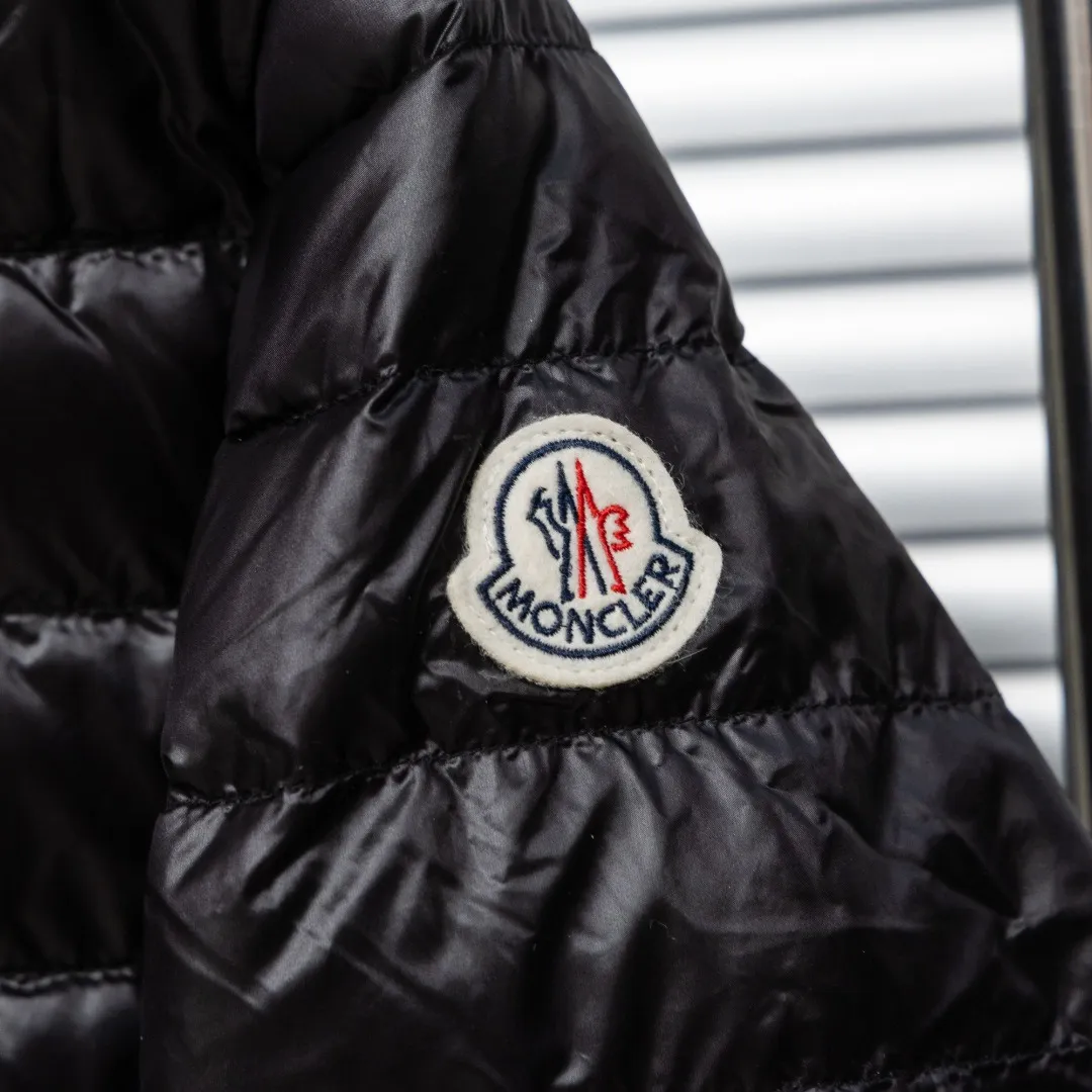 P720 top version (different currencies) Style: Moncler Moncler IGELLE series solid color zipper slim fit and thin waist rib down jacket (all made of national standard 90 goose down, sizes are all authentic digital sizes) Color: picture color Size: 1-2-3-4 Fabric: 90 goose down Accessories: full set of customized accessories No gender distinction, same style for men and women