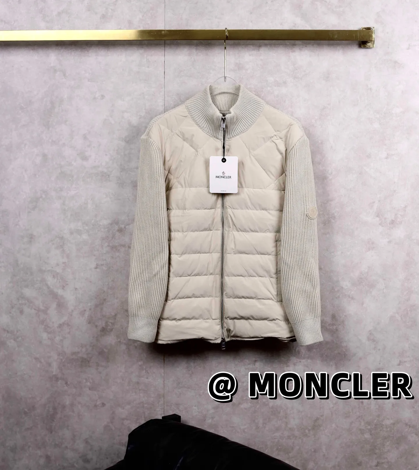 P520 MONCLER/MONCLER new national standard 90 down light casual knitted down jacket new national standard 90 down with quality inspection report casual light knitted stitching stand collar fashionable down jacket Mengjia will release several sweaters with down at this time every year, and the splices are made of blended fabrics! In fact, the sweater with down is a classic and evergreen style in the Feather Royal counter. They are all in basic style and can be worn alone or paired with it as a sweater. This kind of counter mainly recommends this series of off-white, so most of them are also off-white. The front is made of down, and the back and both sleeves are made of blended fabrics. It cleverly uses two completely different materials to contrast and splice to create a sense of layering and recognition. It is handsome and adds a certain degree of warmth. The thickness and stiffness match the overall design. It is fully lined inside, which is extremely comfortable. The details are as distinctive as ever. I have to love this kind of knitted down. It is neither bloated nor too thin. It is a great item for autumn and winter, with good warmth retention and good looks! ! !