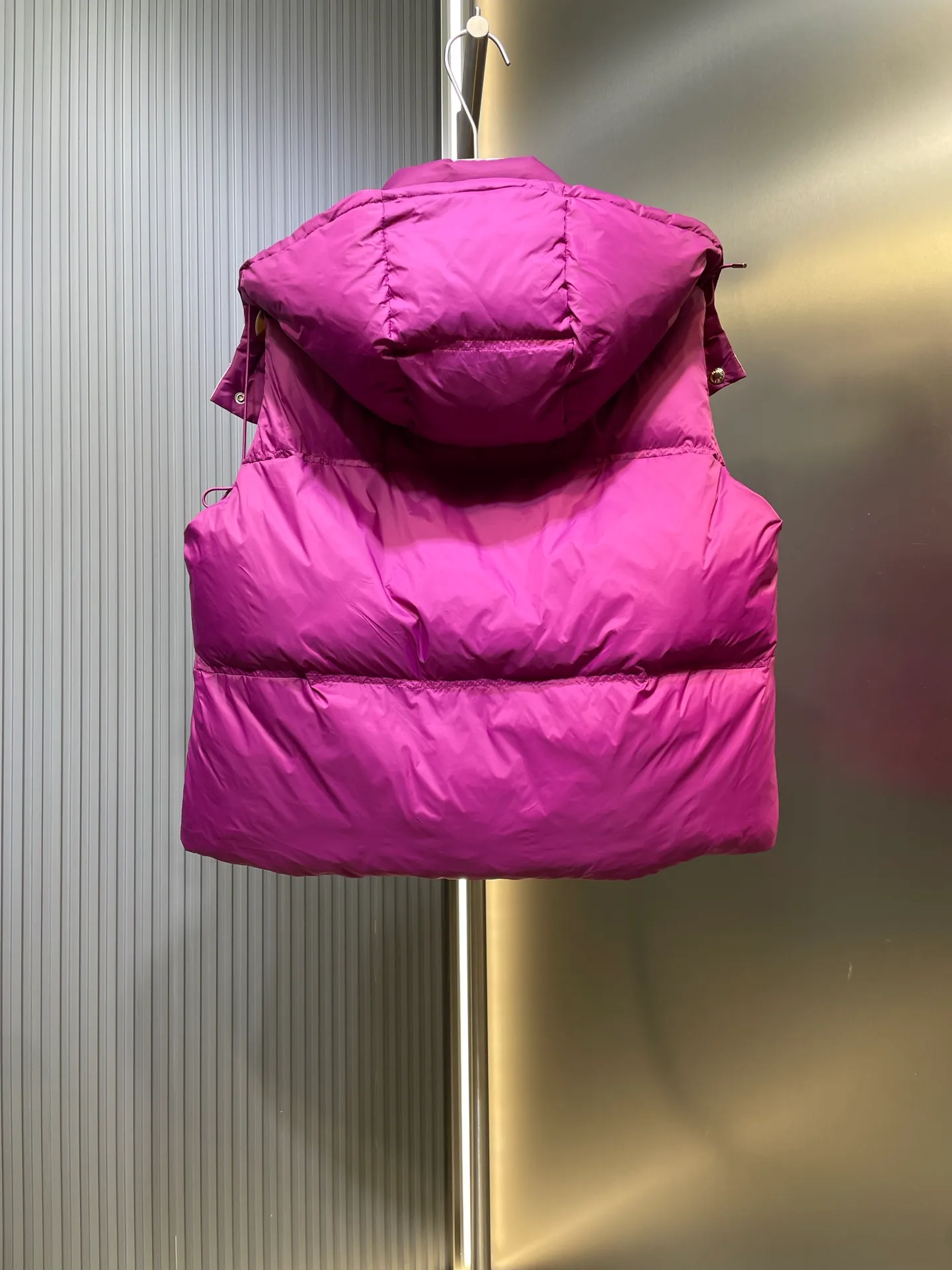P770 Moncler🌟 25Fw early autumn new style detachable hooded stand collar down vest丨⚠Exclusively developed by yb! High quality production! Filled with white goose velvet, the whole piece is light and warm. The slim-fit vest is fashionable and not bloated. Stand-up collar and detachable hooded drawstring design to keep out the cold and wind. Classic rectangular texture. Iconic brand seal on the chest for decoration. Contrast color zippers on the pockets. The details highlight the brand concept. The first choice for autumn and winter layering size: s m l