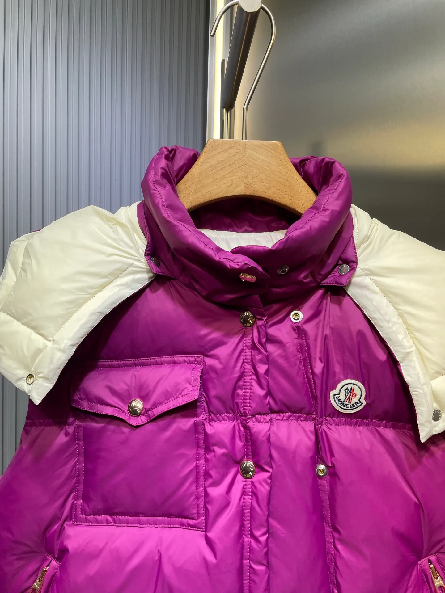 P770 Moncler🌟 25Fw early autumn new style detachable hooded stand collar down vest丨⚠Exclusively developed by yb! High quality production! Filled with white goose velvet, the whole piece is light and warm. The slim-fit vest is fashionable and not bloated. Stand-up collar and detachable hooded drawstring design to keep out the cold and wind. Classic rectangular texture. Iconic brand seal on the chest for decoration. Contrast color zippers on the pockets. The details highlight the brand concept. The first choice for autumn and winter layering size: s m l