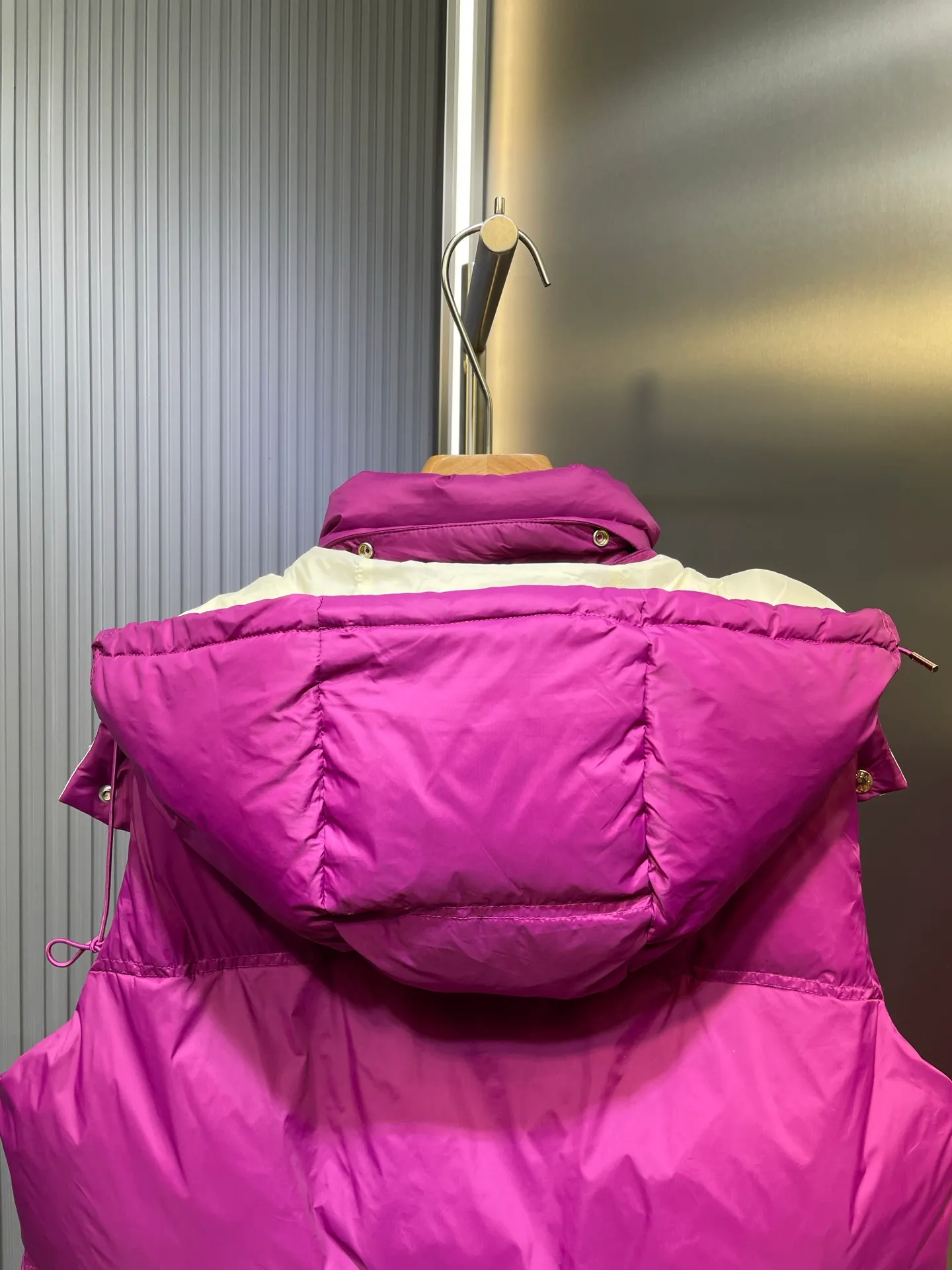 P770 Moncler🌟 25Fw early autumn new style detachable hooded stand collar down vest丨⚠Exclusively developed by yb! High quality production! Filled with white goose velvet, the whole piece is light and warm. The slim-fit vest is fashionable and not bloated. Stand-up collar and detachable hooded drawstring design to keep out the cold and wind. Classic rectangular texture. Iconic brand seal on the chest for decoration. Contrast color zippers on the pockets. The details highlight the brand concept. The first choice for autumn and winter layering size: s m l