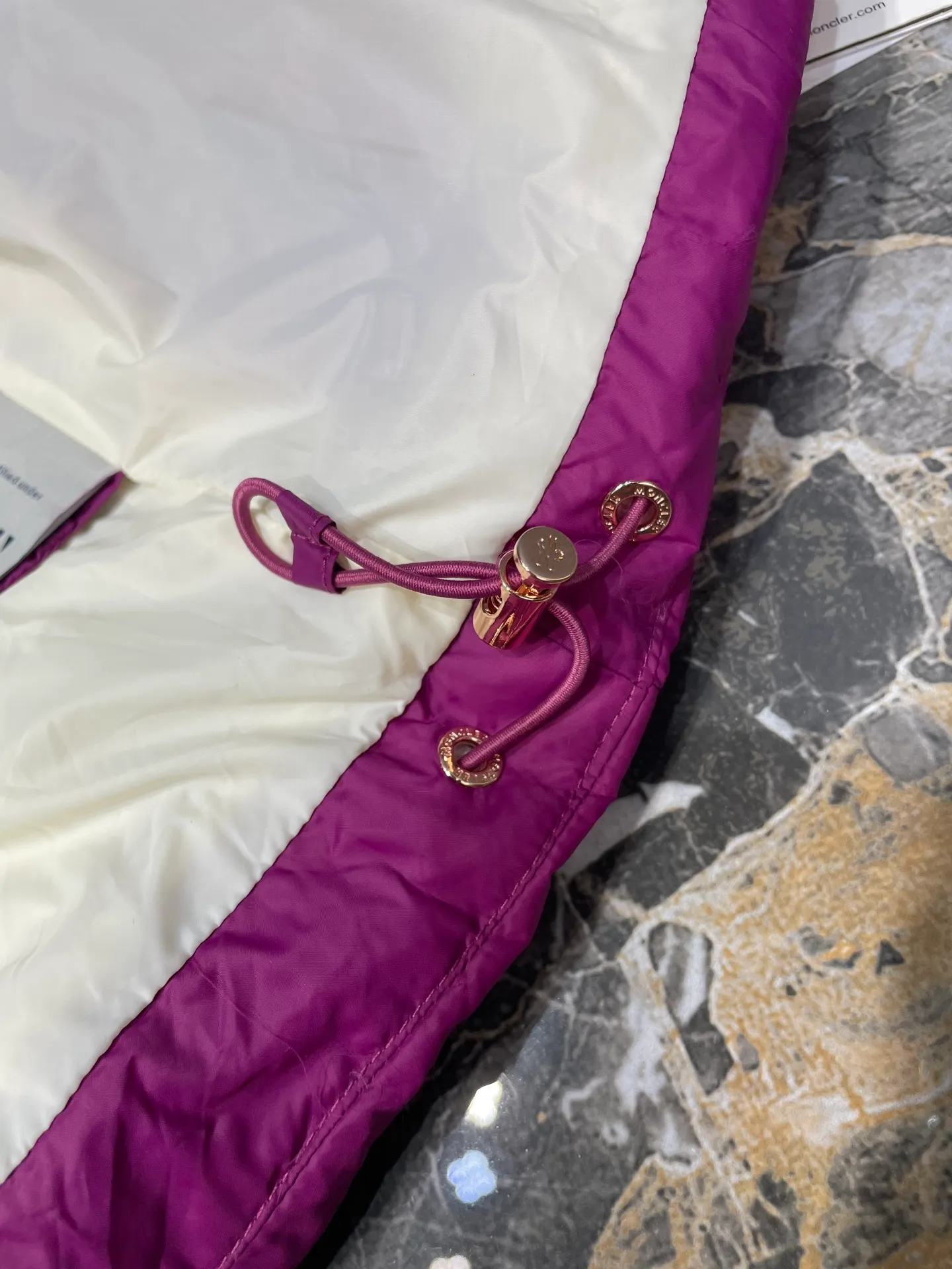 P770 Moncler🌟 25Fw early autumn new style detachable hooded stand collar down vest丨⚠Exclusively developed by yb! High quality production! Filled with white goose velvet, the whole piece is light and warm. The slim-fit vest is fashionable and not bloated. Stand-up collar and detachable hooded drawstring design to keep out the cold and wind. Classic rectangular texture. Iconic brand seal on the chest for decoration. Contrast color zippers on the pockets. The details highlight the brand concept. The first choice for autumn and winter layering size: s m l