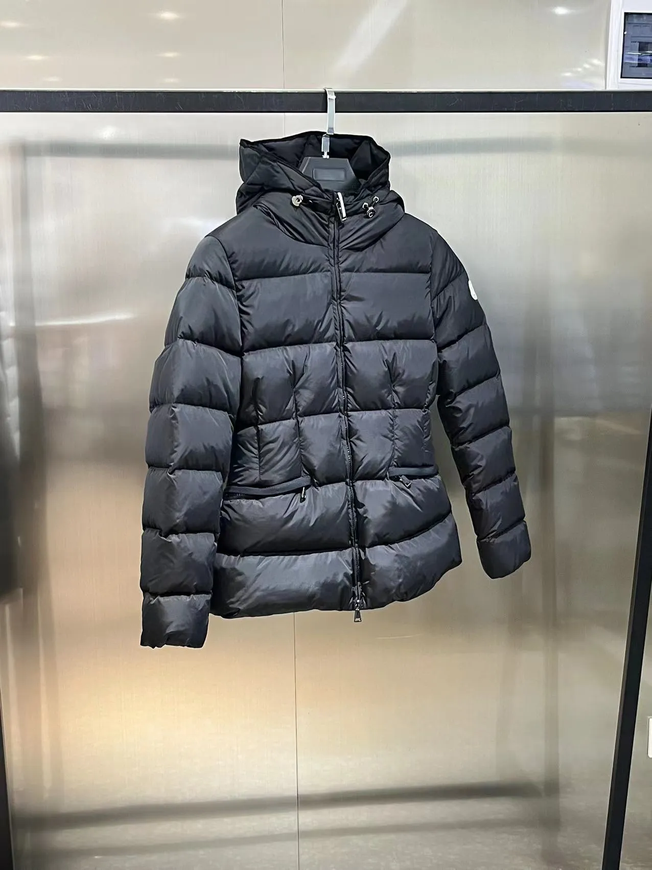 P820 ​​Moncler 2023🆕Short zippered hooded micro-label long-sleeved down jacket, matte fabric, waisted short style to make you look slimmer Color: black, white Size: 1234