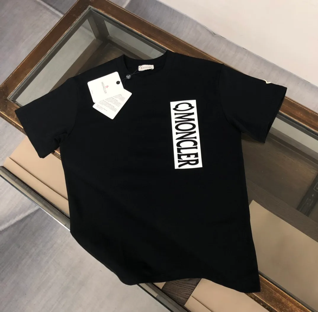 P160 🔥MONCLER New model of Mongolian mouth, customized high-end ready-to-wear! Fashionable and trendy casual short-sleeved T-shirt, gentle, soft, delicate, skin-friendly, comfortable and cool, the chest pattern is stylish and full of vitality! A fashionable and versatile must-have! Color: black white Size: S～XL (loose version, please state your height and weight when placing an order)