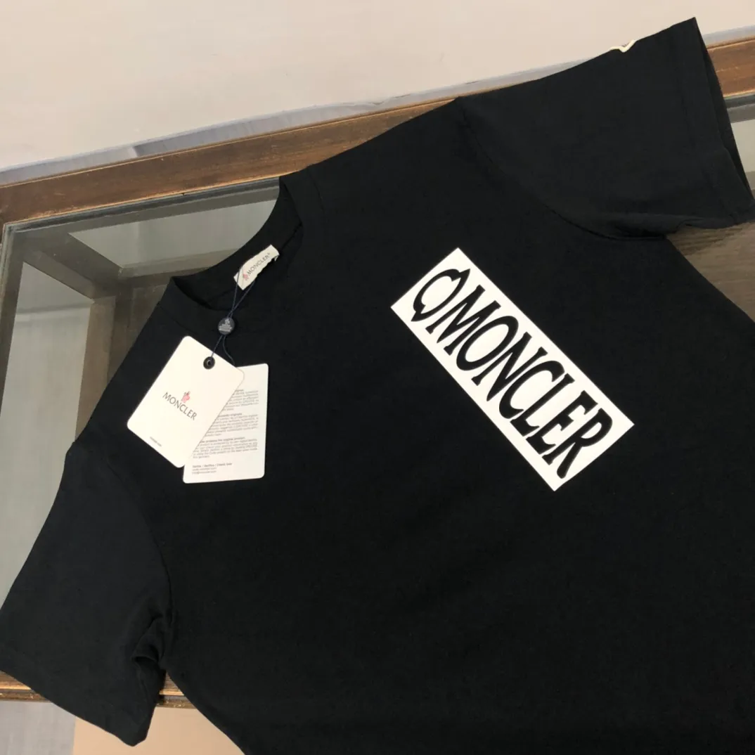 P160 🔥MONCLER New model of Mongolian mouth, customized high-end ready-to-wear! Fashionable and trendy casual short-sleeved T-shirt, gentle, soft, delicate, skin-friendly, comfortable and cool, the chest pattern is stylish and full of vitality! A fashionable and versatile must-have! Color: black white Size: S～XL (loose version, please state your height and weight when placing an order)