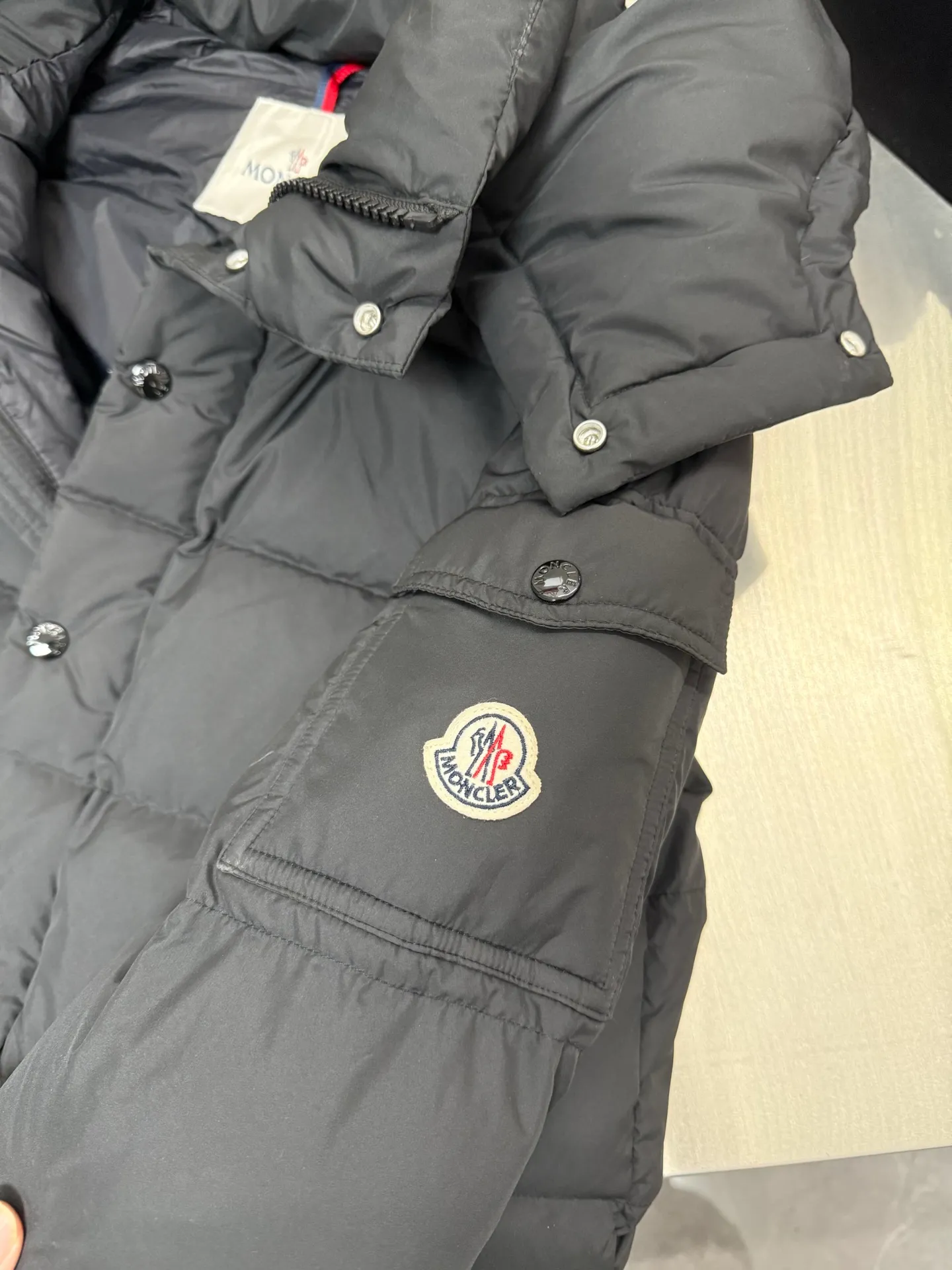 P820 ​​Moncler Mouth Matte Maya Short Down Jacket This short parka down jacket is made of longueSaion fabric. The garment is full of functional details to ensure warmth and care. Features removable hood, zip pockets, adjustable cuffs, and snap-zip flap fly. Logo embellished sleeves. It adds a unique touch to the overall shape and significantly improves the protective performance. Color: Black White Pink Pearl White Size: 12345