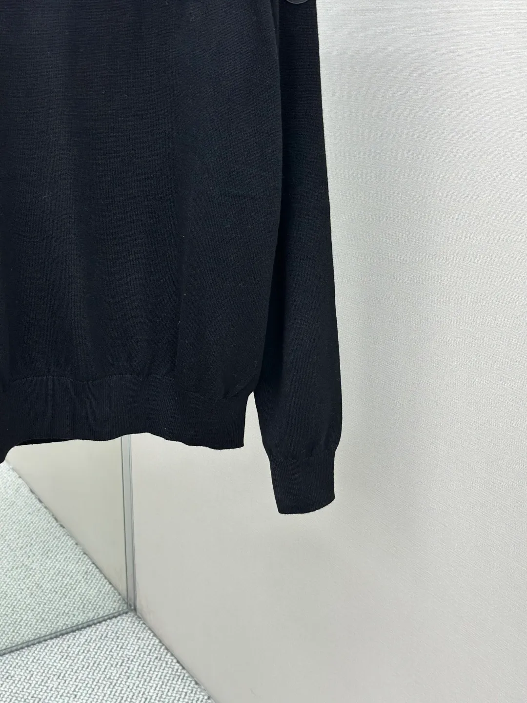 P420 MONCLER jacquard crew neck sweater Fabric selection: Made of wool blended fabric, mainly 95% wool, combined with 4% nylon and 1% spandex. The main body of wool ensures the warmth and comfort of the clothing. The addition of a small amount of nylon and spandex significantly improves the elasticity and wear resistance. The ribbed decorative parts are made of 100% wool, which further enhances the texture and wearing experience.  Technology: Using a high needle count and fine gauge loom, combined with the orderly direction of the internal yarns, the floating threads are cleverly woven and stored, with almost no unnecessary thread mess. The color switching of each group of letters is synchronized with the knitting needles in milliseconds, forming a delicate jacquard letter LOGO decorated on the chest. SIZE: S M L XL