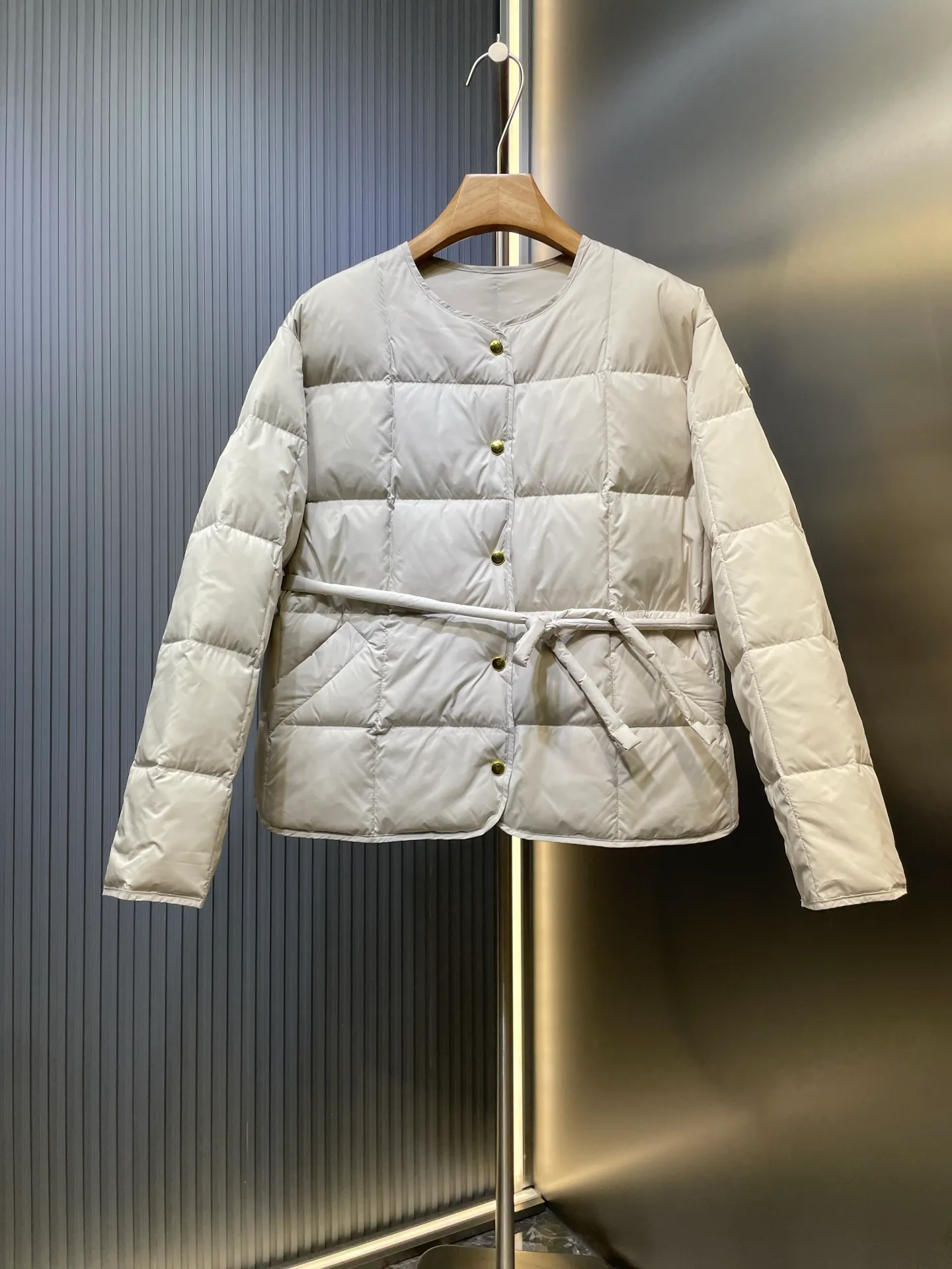P710 moncler🌟 Bread down jacket, high-definition matte fabric, national standard down filling, light and warm fabric, very thick and fluffy, super clean apricot color, versatile black, really good-looking, molded hardware, perfect details, this year's super popular bread jacket style, super strappy upper body, classic version interpretation of autumn and winter layering style, warm weapon size: s m l