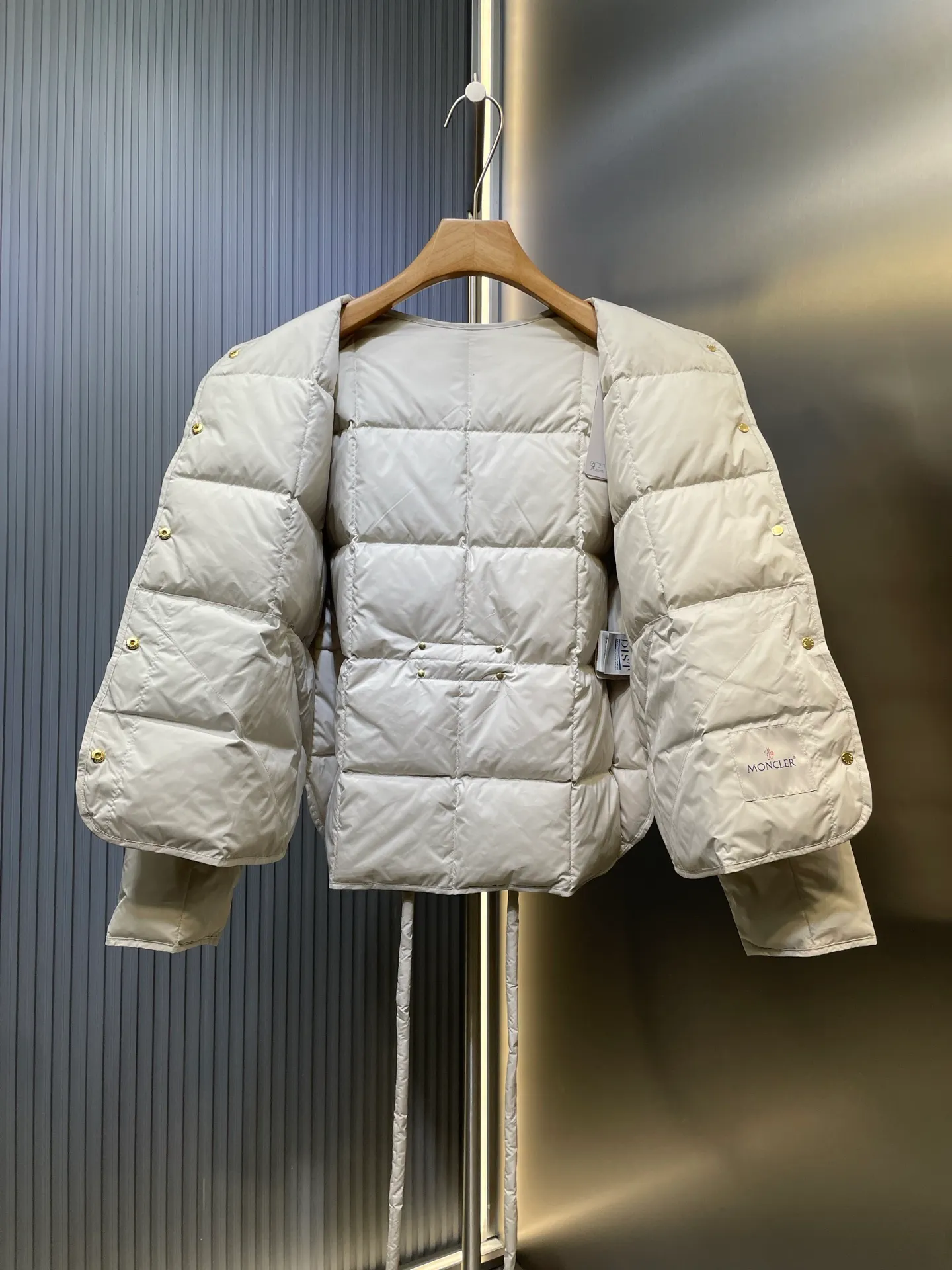 P710 moncler🌟 Bread down jacket, high-definition matte fabric, national standard down filling, light and warm fabric, very thick and fluffy, super clean apricot color, versatile black, really good-looking, molded hardware, perfect details, this year's super popular bread jacket style, super strappy upper body, classic version interpretation of autumn and winter layering style, warm weapon size: s m l