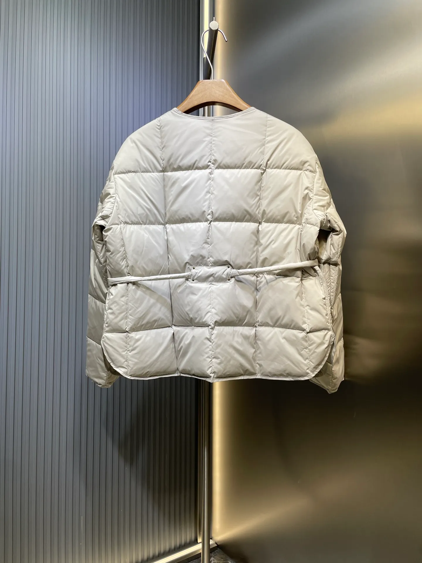 P710 moncler🌟 Bread down jacket, high-definition matte fabric, national standard down filling, light and warm fabric, very thick and fluffy, super clean apricot color, versatile black, really good-looking, molded hardware, perfect details, this year's super popular bread jacket style, super strappy upper body, classic version interpretation of autumn and winter layering style, warm weapon size: s m l