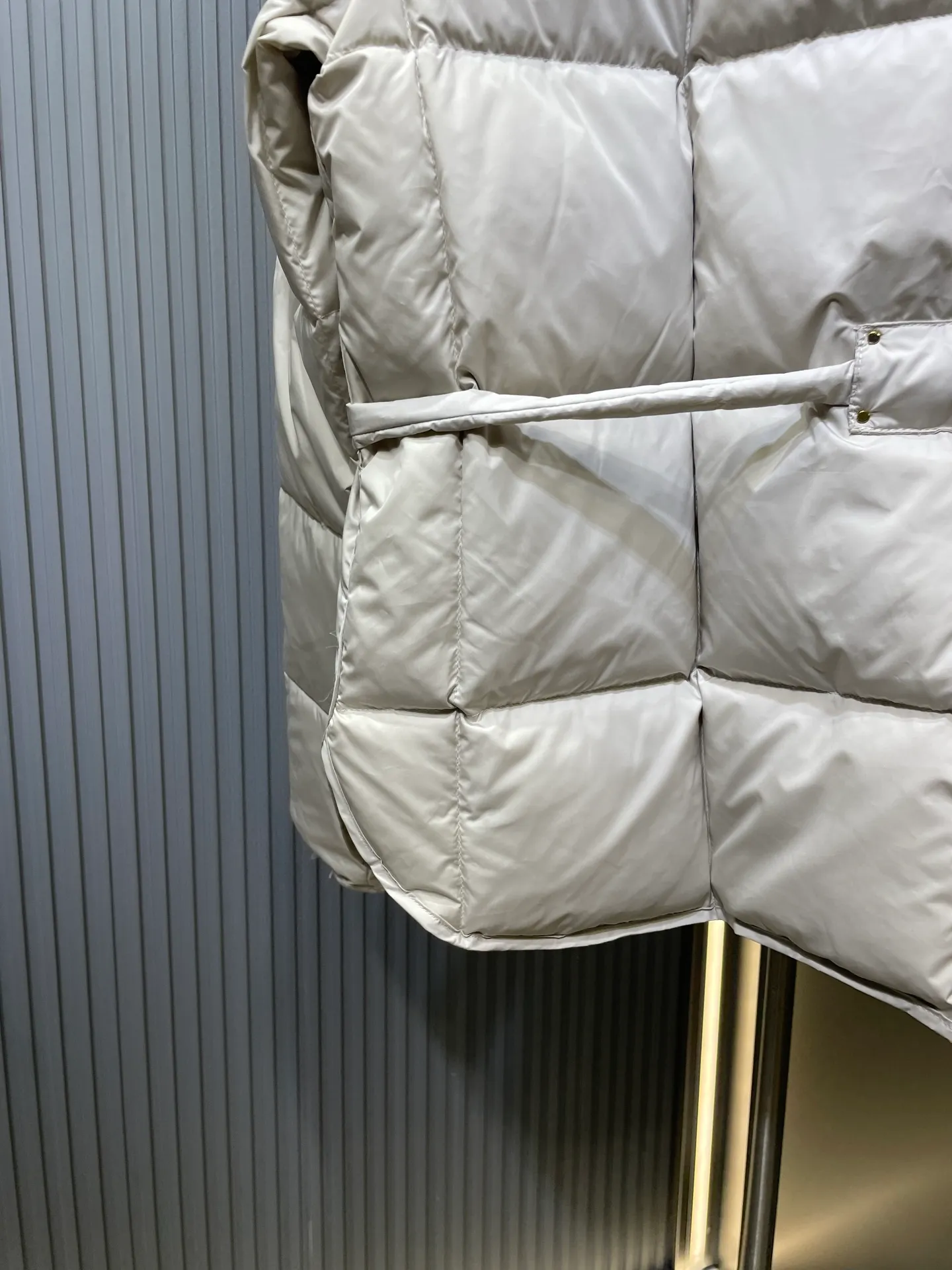 P710 moncler🌟 Bread down jacket, high-definition matte fabric, national standard down filling, light and warm fabric, very thick and fluffy, super clean apricot color, versatile black, really good-looking, molded hardware, perfect details, this year's super popular bread jacket style, super strappy upper body, classic version interpretation of autumn and winter layering style, warm weapon size: s m l
