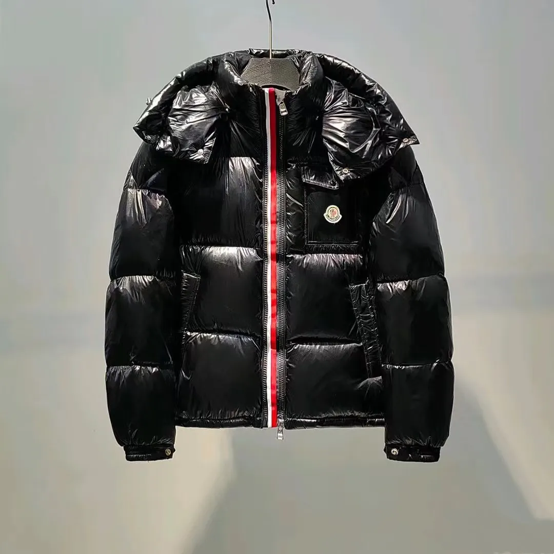 P540 MONCLER/Mask web double-row down jacket. Autumn and winter FRAGMENTAnthemy. Moncler, which dominates the down industry, is another masterpiece to fight against the cold winter. The style design is very Japanese workwear style. The unique two-way selectable placket matching can adjust the version. The outer button and inner zipper are windproof and warm. The fashionable oblique pocket hidden design increases practicality and functionality. Delicate craftsmanship 360° three-dimensional cycle locking temperature. The brand anti-counterfeiting co-branded label on the chest patch pocket echoes the lightning snow mountain micro-label on the armband. High-standard cooperation level. Buttons and zippers are printed with the Moncler logo, a classic and eternal 1:1 counter version. Made of special nylon lacquered fabric for the mouth, waterproof, windproof and cold-proof. The interior is filled with national standard duck down. Good down can feel as delicate as a cloud through the fabric. It has no platycodon and good fluffiness. It is truly lightweight and warm without restraint and has excellent thermal insulation effect.