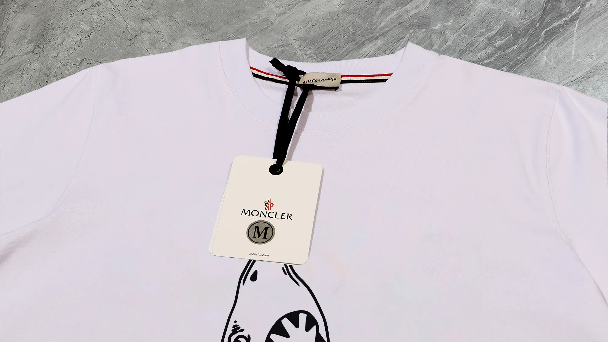 P140 💰Upgraded version "Mobile phone smart sensor ~ NFC chip armband ~ direct access to the official website for anti-counterfeiting" "Moncler ~ Mouth Mouth" 2025 new high-quality round neck short-sleeved T-shirt. The cuffs have imported embroidered labels. Customized dyeing, very comfortable to touch. Super versatile and good-looking short-sleeved. Complete with three labels. Non-market ordinary version. Feel free to compare. Quality is absolutely guaranteed! ‼ First of all, this original fabric is all custom-woven with 32-count double yarn fabric, 250G, and the weight is the same‼ Fine workmanship, double waistcoat method, double waistcoat method, double waistcoat method makes the whole dress more three-dimensional, which is not a craft that ordinary T-shirts can achieve🤪 Size: S-M-L-XL-2XL Color: black, white, apricot, same style for men and women
