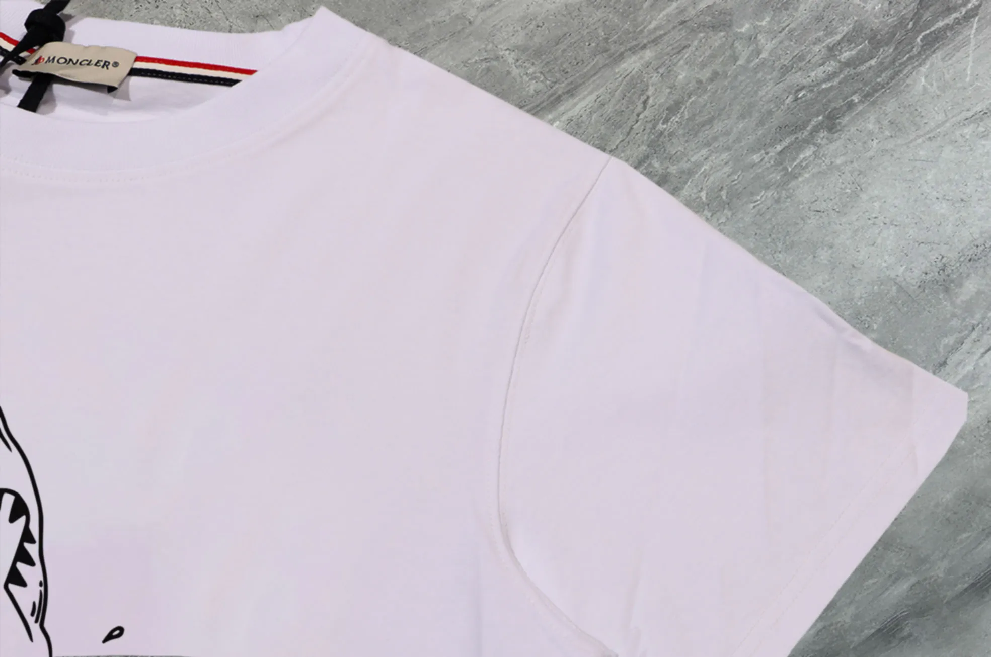 P140 💰Upgraded version "Mobile phone smart sensor ~ NFC chip armband ~ direct access to the official website for anti-counterfeiting" "Moncler ~ Mouth Mouth" 2025 new high-quality round neck short-sleeved T-shirt. The cuffs have imported embroidered labels. Customized dyeing, very comfortable to touch. Super versatile and good-looking short-sleeved. Complete with three labels. Non-market ordinary version. Feel free to compare. Quality is absolutely guaranteed! ‼ First of all, this original fabric is all custom-woven with 32-count double yarn fabric, 250G, and the weight is the same‼ Fine workmanship, double waistcoat method, double waistcoat method, double waistcoat method makes the whole dress more three-dimensional, which is not a craft that ordinary T-shirts can achieve🤪 Size: S-M-L-XL-2XL Color: black, white, apricot, same style for men and women