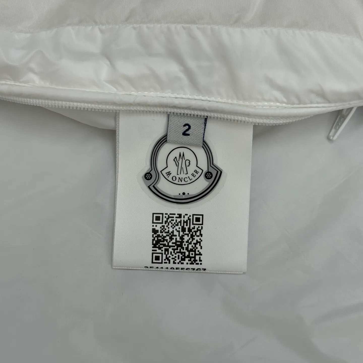 P640 Moncler 25SS new cotton jacket SIZE 1/2/3/4 This Ouge jacket combines streamlined beauty and practical function, and is made of nylon fabric. This functional fabric has a silky feel. It offers protection when you need it while offering a sleek silhouette with a removable pull-out hood. It is embellished with the same color monogram details, the sleeves are decorated with Meng family armbands, zipper closure, zipper pockets, and the elasticity of the hem is adjustable. It is both warm and handsome. It is a must-have item for autumn. It is suitable for both men and women. Highly recommended! Color: black white