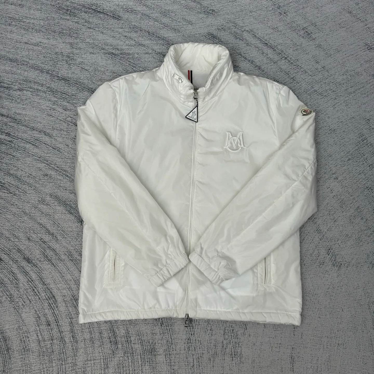 P640 Moncler 25SS new cotton jacket SIZE 1/2/3/4 This Ouge jacket combines streamlined beauty and practical function, and is made of nylon fabric. This functional fabric has a silky feel. It offers protection when you need it while offering a sleek silhouette with a removable pull-out hood. It is embellished with the same color monogram details, the sleeves are decorated with Meng family armbands, zipper closure, zipper pockets, and the elasticity of the hem is adjustable. It is both warm and handsome. It is a must-have item for autumn. It is suitable for both men and women. Highly recommended! Color: black white