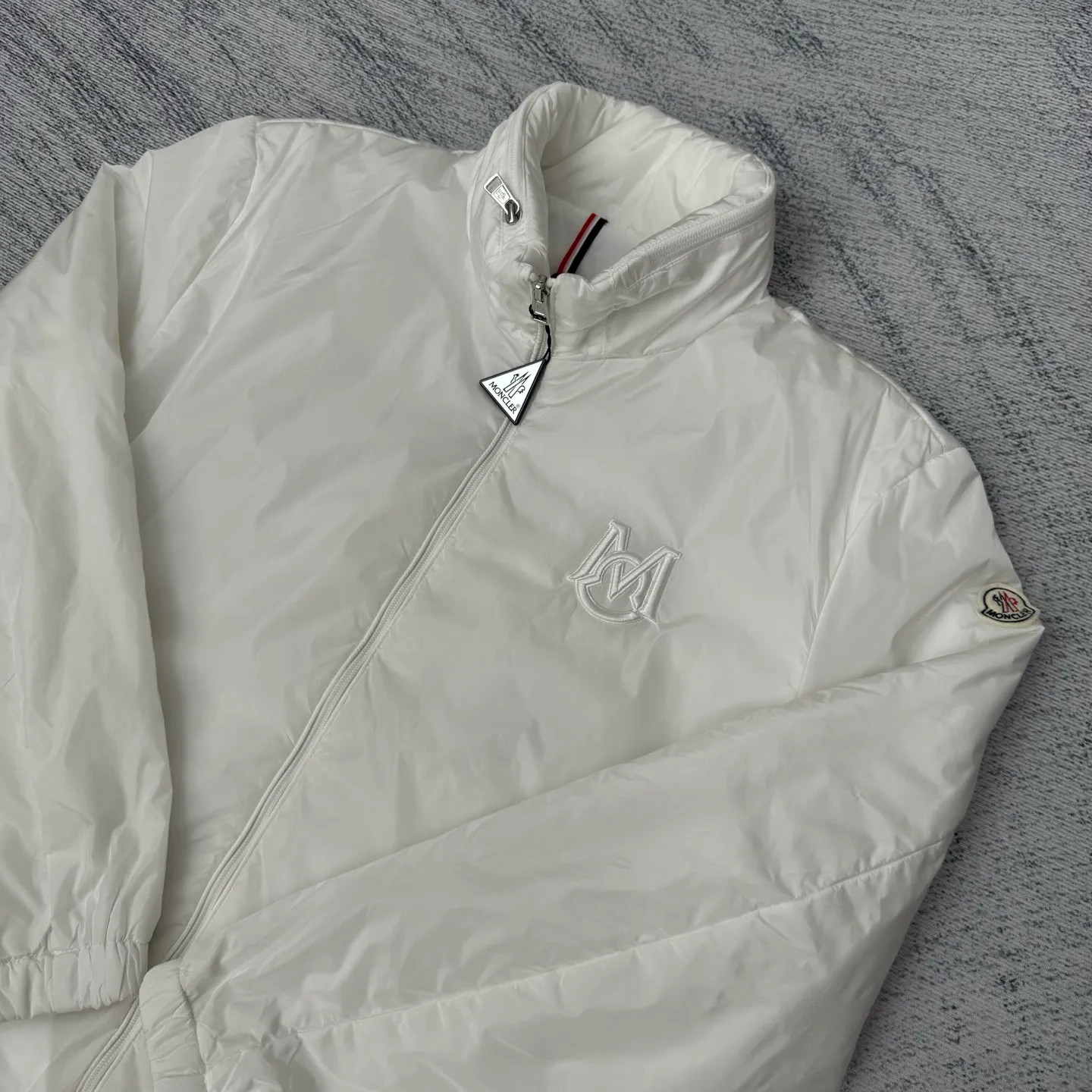 P640 Moncler 25SS new cotton jacket SIZE 1/2/3/4 This Ouge jacket combines streamlined beauty and practical function, and is made of nylon fabric. This functional fabric has a silky feel. It offers protection when you need it while offering a sleek silhouette with a removable pull-out hood. It is embellished with the same color monogram details, the sleeves are decorated with Meng family armbands, zipper closure, zipper pockets, and the elasticity of the hem is adjustable. It is both warm and handsome. It is a must-have item for autumn. It is suitable for both men and women. Highly recommended! Color: black white