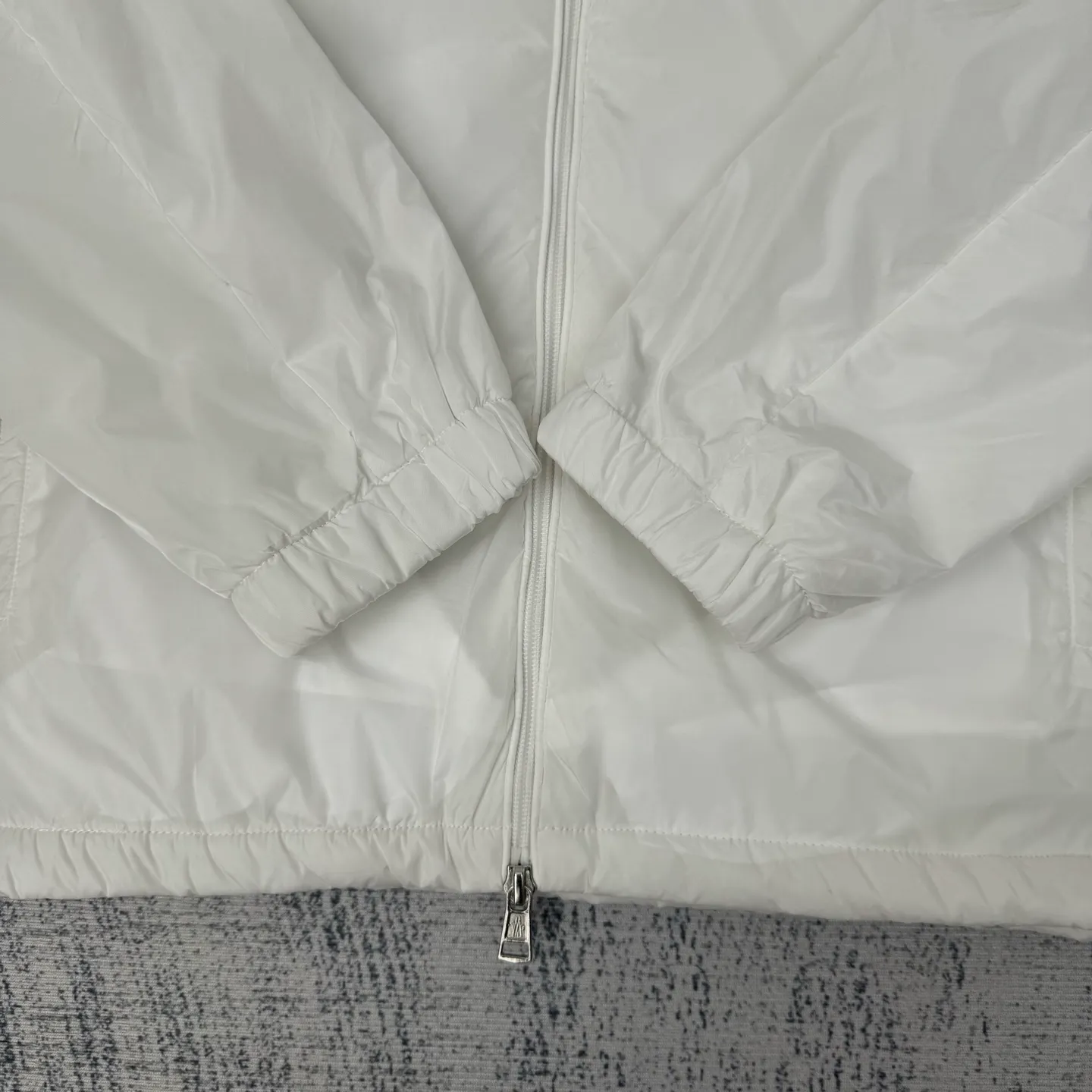 P640 Moncler 25SS new cotton jacket SIZE 1/2/3/4 This Ouge jacket combines streamlined beauty and practical function, and is made of nylon fabric. This functional fabric has a silky feel. It offers protection when you need it while offering a sleek silhouette with a removable pull-out hood. It is embellished with the same color monogram details, the sleeves are decorated with Meng family armbands, zipper closure, zipper pockets, and the elasticity of the hem is adjustable. It is both warm and handsome. It is a must-have item for autumn. It is suitable for both men and women. Highly recommended! Color: black white