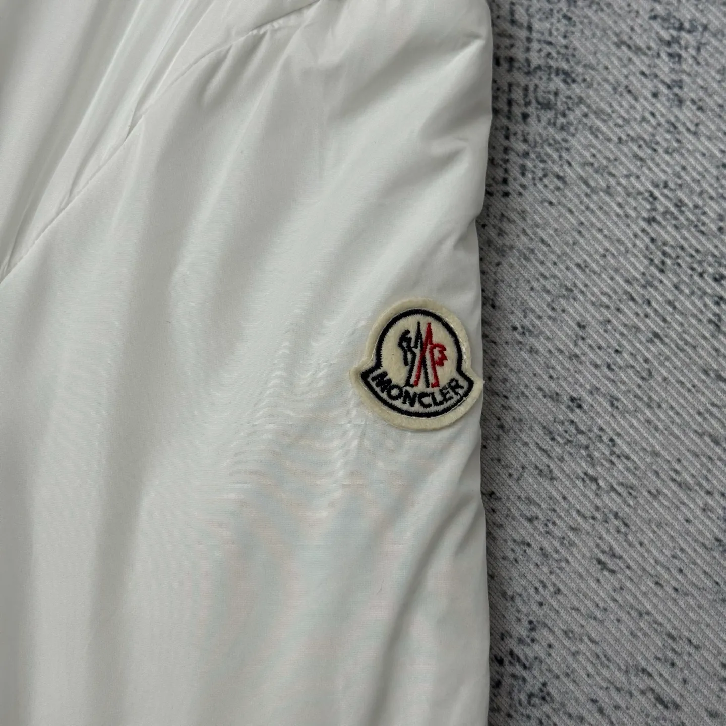 P640 Moncler 25SS new cotton jacket SIZE 1/2/3/4 This Ouge jacket combines streamlined beauty and practical function, and is made of nylon fabric. This functional fabric has a silky feel. It offers protection when you need it while offering a sleek silhouette with a removable pull-out hood. It is embellished with the same color monogram details, the sleeves are decorated with Meng family armbands, zipper closure, zipper pockets, and the elasticity of the hem is adjustable. It is both warm and handsome. It is a must-have item for autumn. It is suitable for both men and women. Highly recommended! Color: black white