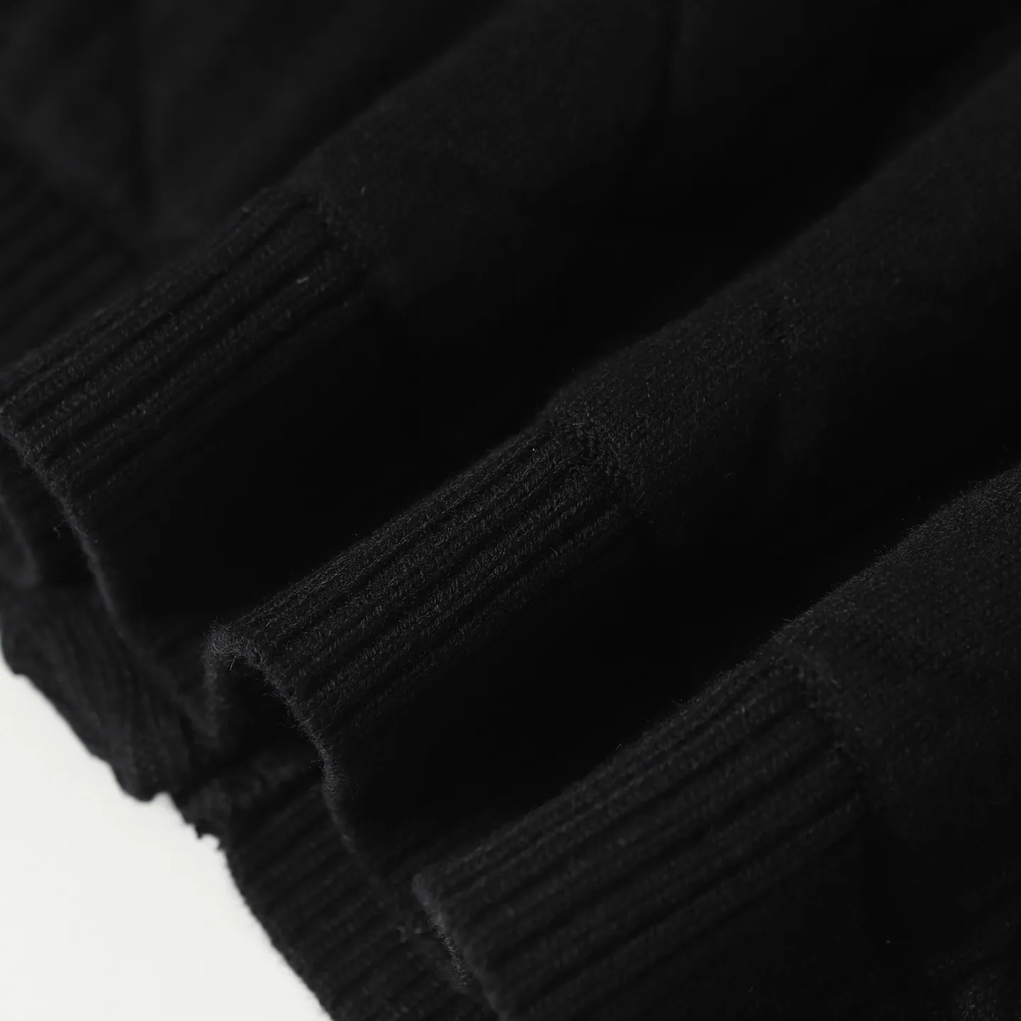 P440 Women's model] Moncler/Moncler's new knitted patchwork round-neck sweater with high-density LOGO embroidery on the chest and original customized tag accessories. Made of pure cotton yarn, pure cotton is skin-friendly, comfortable and of high quality. Follow the blogger to learn how to style! It is a series that is super hard to buy after it became popular. It is hard to find one piece. It is simple and practical to wear, with a lazy and loose feel. The thickened fabric has a more texture, soft and delicate feel, and a loose fit. Whether it is worn alone or layered, you can wear different styles of fashion with just one piece!  Size: S M L