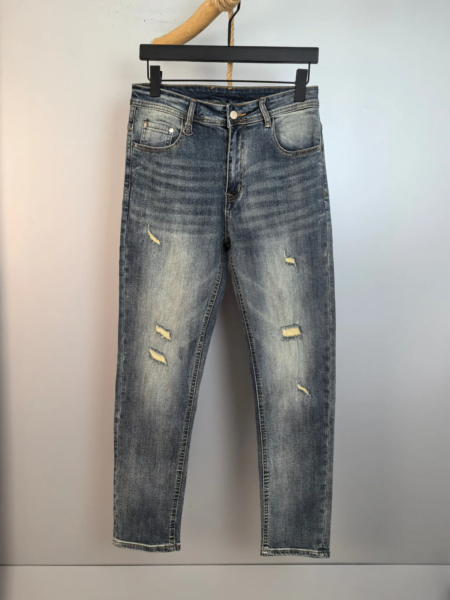 P440 MONCLER Men's fashionable and trendy large hem jeans, perfect for official album and poster wear!  High-grade imported denim raw-color fabrics are supplied to customers. We specially select pure 13oz denim fabrics from Okayama, Japan. They are washed with heavy-duty environmentally friendly plant enzymes. The texture has a light retro color and is quite beautiful, which is very suitable for the autumn and winter colors. After washing, the fabric is soft and delicate, but has a strong sense of bones and a slight stretch, which provides an excellent comfortable experience. There is no damage from any technical elements throughout the body, retaining the purest tannin color! The details throughout the body are perfect, exquisite and elegant. The latest leather label on the waist highlights the brand's characteristics. The hardware accessories, leather label and wiring all reflect the craftsmanship! The silhouette is perfectly tailored and has excellent butt lift and slimming effect. It can be easily matched with any top in the wardrobe. It has wide compatibility and is suitable for various daily wear. The upper body is full of shape. It is a must-have trousers for those who are obsessed with quality control and 1V! Size: 29-38 No 35 37