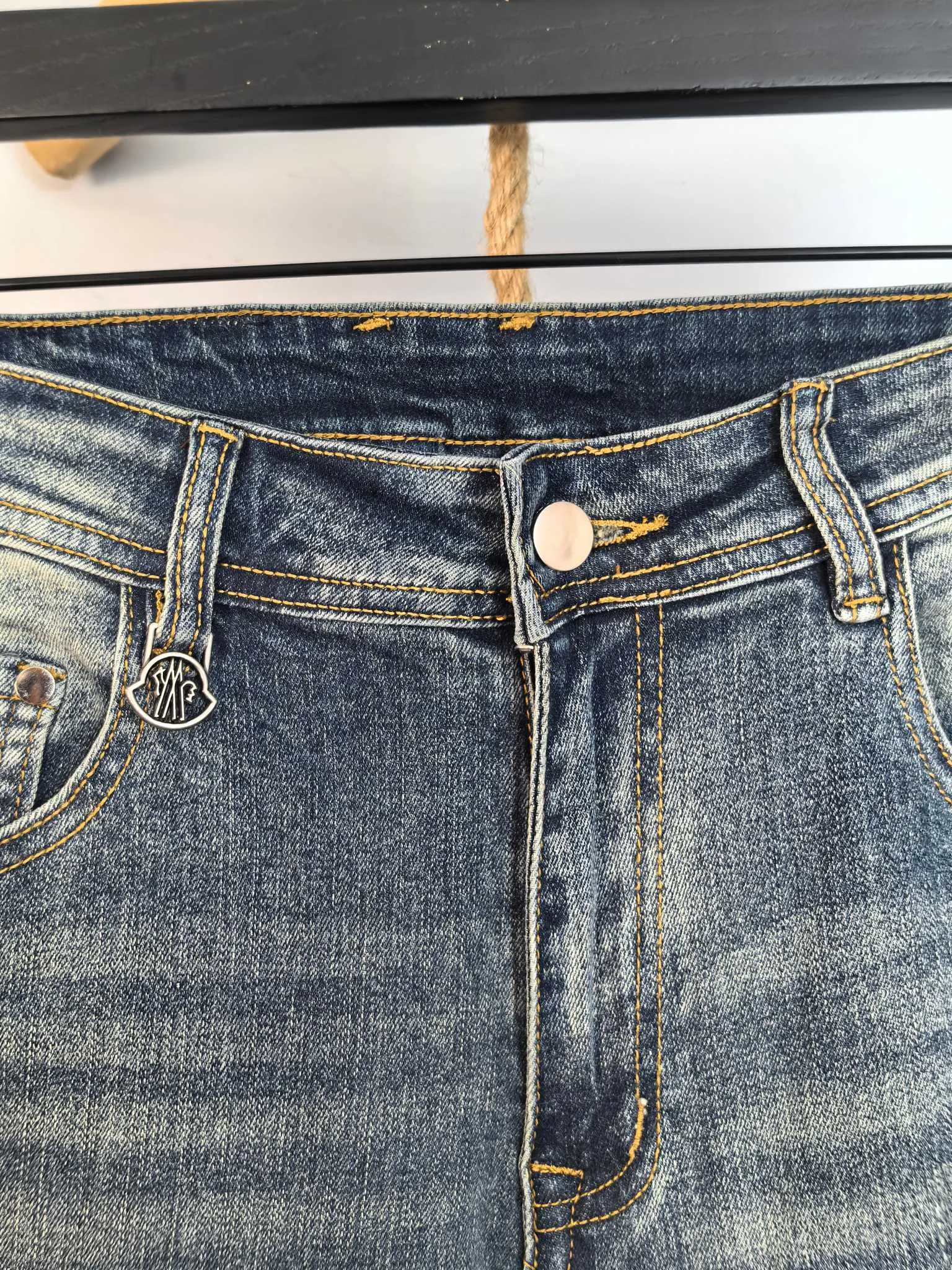 P440 MONCLER Men's fashionable and trendy large hem jeans, perfect for official album and poster wear!  High-grade imported denim raw-color fabrics are supplied to customers. We specially select pure 13oz denim fabrics from Okayama, Japan. They are washed with heavy-duty environmentally friendly plant enzymes. The texture has a light retro color and is quite beautiful, which is very suitable for the autumn and winter colors. After washing, the fabric is soft and delicate, but has a strong sense of bones and a slight stretch, which provides an excellent comfortable experience. There is no damage from any technical elements throughout the body, retaining the purest tannin color! The details throughout the body are perfect, exquisite and elegant. The latest leather label on the waist highlights the brand's characteristics. The hardware accessories, leather label and wiring all reflect the craftsmanship! The silhouette is perfectly tailored and has excellent butt lift and slimming effect. It can be easily matched with any top in the wardrobe. It has wide compatibility and is suitable for various daily wear. The upper body is full of shape. It is a must-have trousers for those who are obsessed with quality control and 1V! Size: 29-38 No 35 37