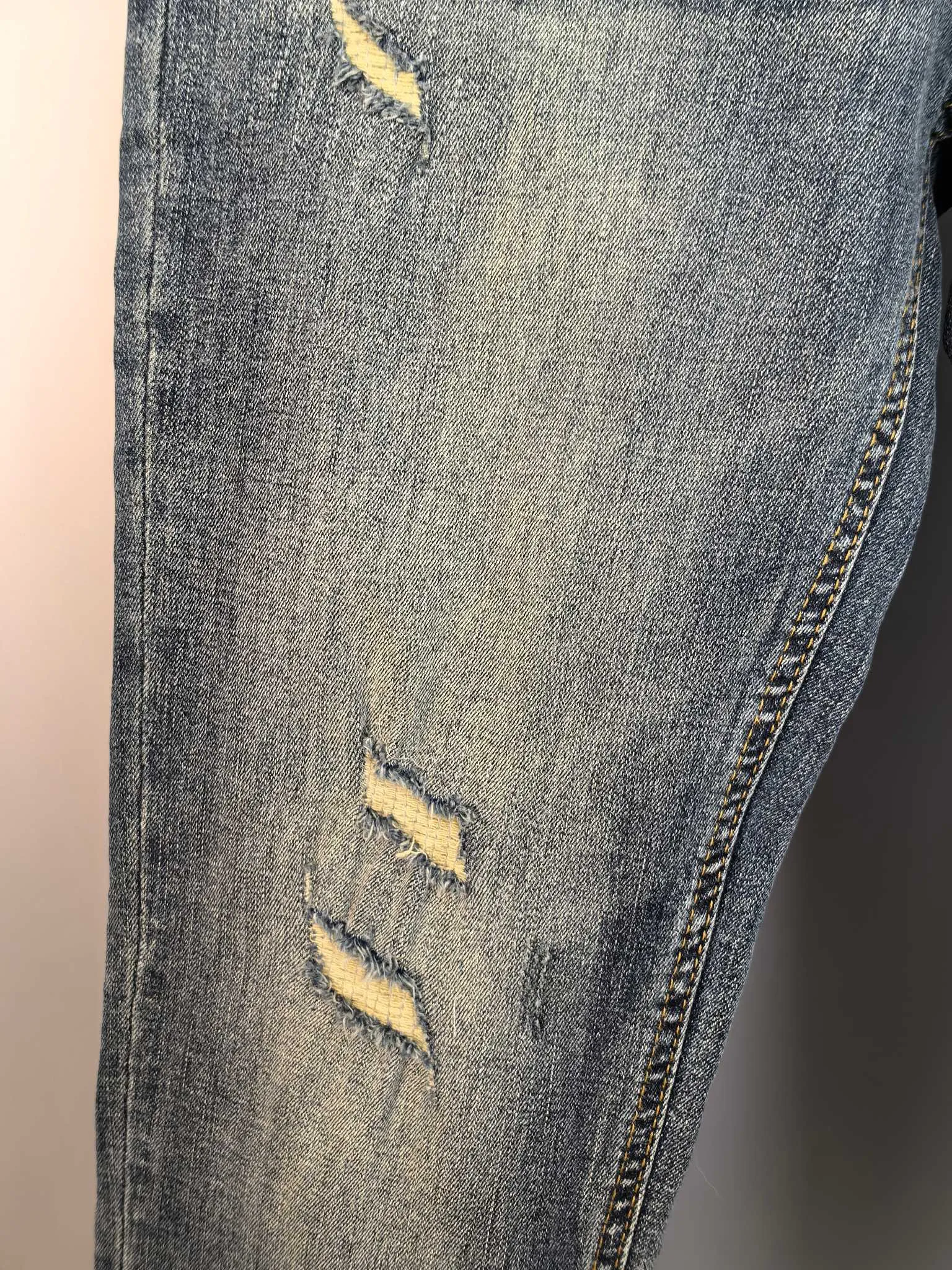 P440 MONCLER Men's fashionable and trendy large hem jeans, perfect for official album and poster wear!  High-grade imported denim raw-color fabrics are supplied to customers. We specially select pure 13oz denim fabrics from Okayama, Japan. They are washed with heavy-duty environmentally friendly plant enzymes. The texture has a light retro color and is quite beautiful, which is very suitable for the autumn and winter colors. After washing, the fabric is soft and delicate, but has a strong sense of bones and a slight stretch, which provides an excellent comfortable experience. There is no damage from any technical elements throughout the body, retaining the purest tannin color! The details throughout the body are perfect, exquisite and elegant. The latest leather label on the waist highlights the brand's characteristics. The hardware accessories, leather label and wiring all reflect the craftsmanship! The silhouette is perfectly tailored and has excellent butt lift and slimming effect. It can be easily matched with any top in the wardrobe. It has wide compatibility and is suitable for various daily wear. The upper body is full of shape. It is a must-have trousers for those who are obsessed with quality control and 1V! Size: 29-38 No 35 37