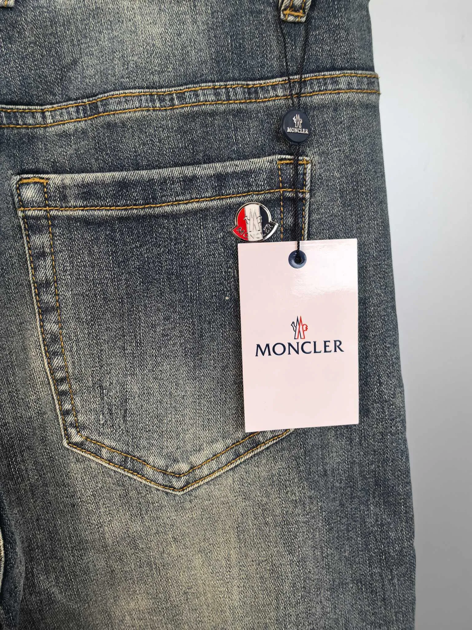 P440 MONCLER Men's fashionable and trendy large hem jeans, perfect for official album and poster wear!  High-grade imported denim raw-color fabrics are supplied to customers. We specially select pure 13oz denim fabrics from Okayama, Japan. They are washed with heavy-duty environmentally friendly plant enzymes. The texture has a light retro color and is quite beautiful, which is very suitable for the autumn and winter colors. After washing, the fabric is soft and delicate, but has a strong sense of bones and a slight stretch, which provides an excellent comfortable experience. There is no damage from any technical elements throughout the body, retaining the purest tannin color! The details throughout the body are perfect, exquisite and elegant. The latest leather label on the waist highlights the brand's characteristics. The hardware accessories, leather label and wiring all reflect the craftsmanship! The silhouette is perfectly tailored and has excellent butt lift and slimming effect. It can be easily matched with any top in the wardrobe. It has wide compatibility and is suitable for various daily wear. The upper body is full of shape. It is a must-have trousers for those who are obsessed with quality control and 1V! Size: 29-38 No 35 37