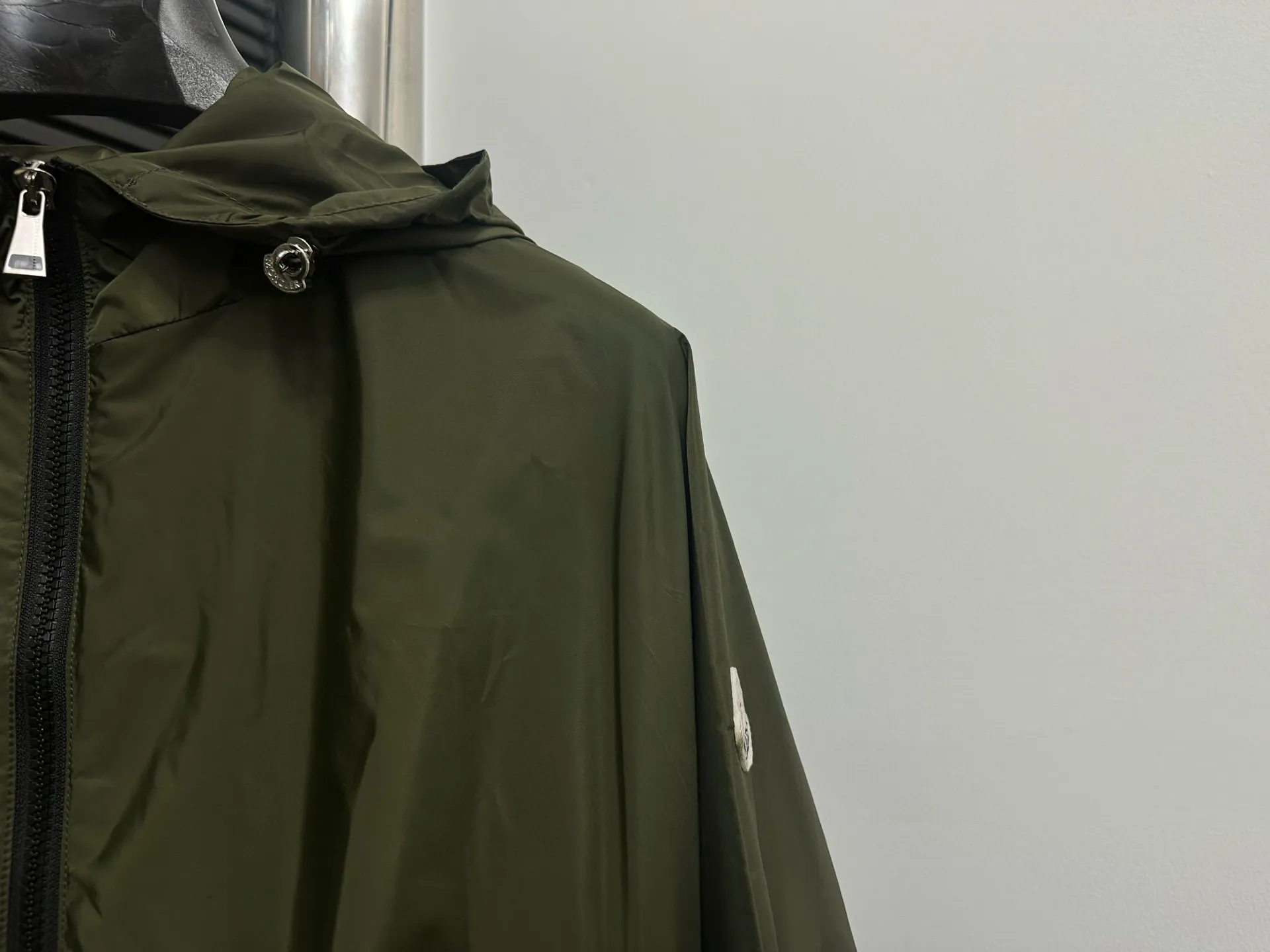 P520 [Moncler] New Moncler Women's Long Hooded Windbreaker Jacket A long windbreaker worthy of you! For those who like casual and established dressing styles, classic models are always the best choice. They do not have too many exaggerated designs and are attractive with a completely practical and simple style. Consumers who want a clean and simple casual style should not miss it!!! Who wears whose windbreaker looks better? Color: dark green Size: 0-1-2