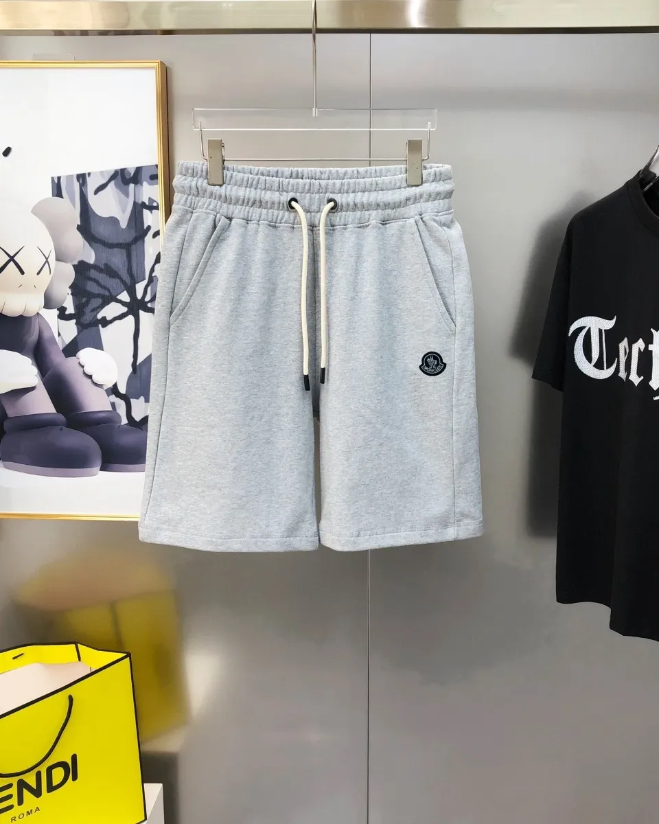 P230 Moncler SS new original men's casual shorts, the latest release on the official website of the counter ✨ High-end quality, simple, fashionable and elegant ✨ Classic logo LOGO design, customized original imported 100% cotton fabric, simple and elegant, versatile style, elegant and handsome upper body, brand new sense of sight! The details are all in place, no one is picky about the upper body, and you must pay for your own money. Size: S-XL (can wear up to 185 pounds, please state your height and weight when placing an order) Black Gray