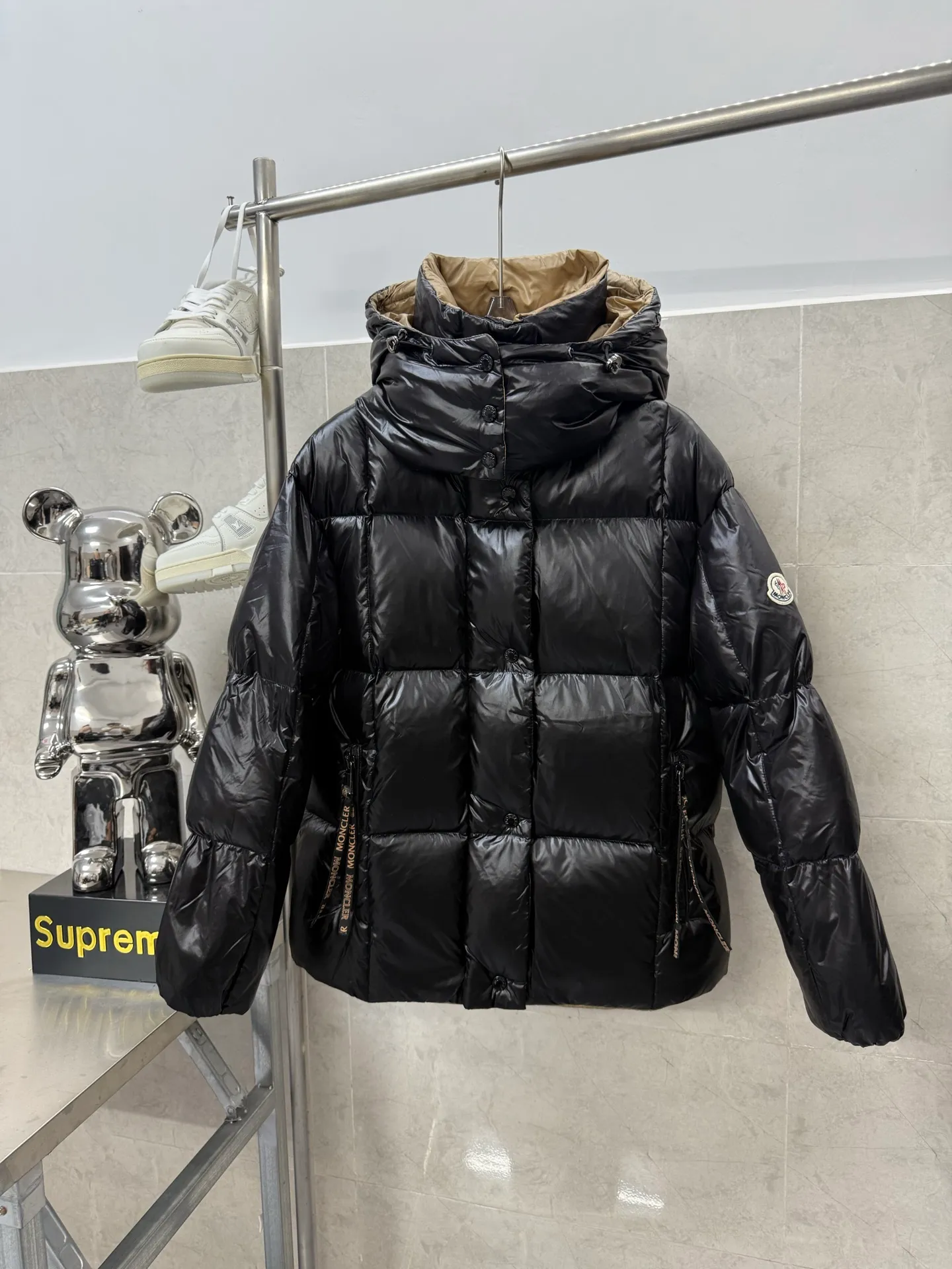 P780 Moncler women's bakery down jacket rana down jacket is inspired by the ninaro sandwich style of the 1980s, reinterpreted with unique style and practicality. Made of shiny patented nylon fabric, the bright color contrast between the inner and outer layers highlights the luxurious texture. National standard 98 pure white duck down, 100% of the highest quality on the market, overseas purchase version, never fake goose down and other misleading! 15D nylon lon fabric lining is of the highest standard, never velvet! Original accessories and hardware. This style can be said to be a must-have for women in the past two years. The silhouette design is super tonal, and it is a popular bread jacket. The hood is removable and the upper body is super comfortable. It is classic and easy to wear. It is a must-have. Size: 12345