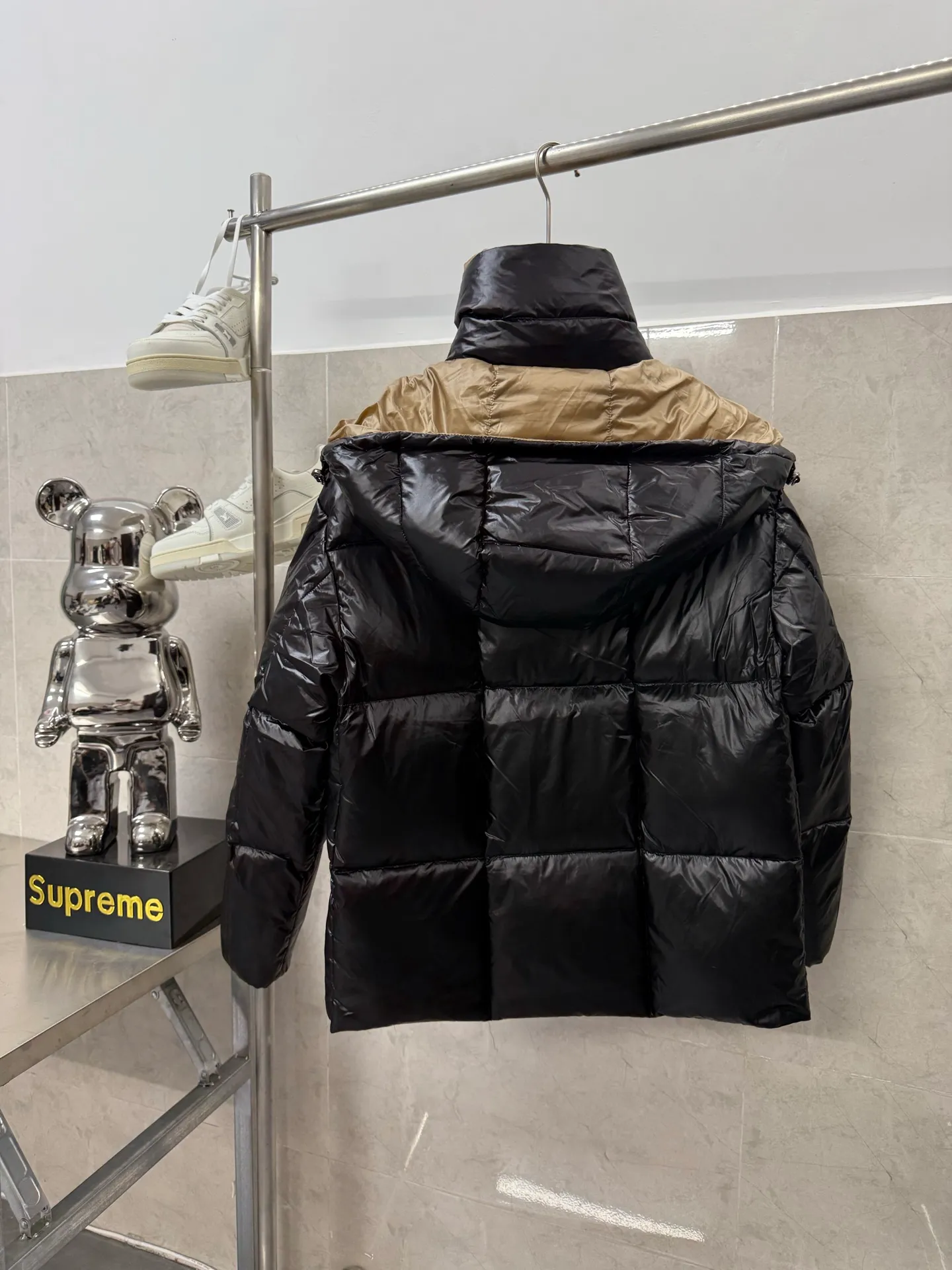 P780 Moncler women's bakery down jacket rana down jacket is inspired by the ninaro sandwich style of the 1980s, reinterpreted with unique style and practicality. Made of shiny patented nylon fabric, the bright color contrast between the inner and outer layers highlights the luxurious texture. National standard 98 pure white duck down, 100% of the highest quality on the market, overseas purchase version, never fake goose down and other misleading! 15D nylon lon fabric lining is of the highest standard, never velvet! Original accessories and hardware. This style can be said to be a must-have for women in the past two years. The silhouette design is super tonal, and it is a popular bread jacket. The hood is removable and the upper body is super comfortable. It is classic and easy to wear. It is a must-have. Size: 12345