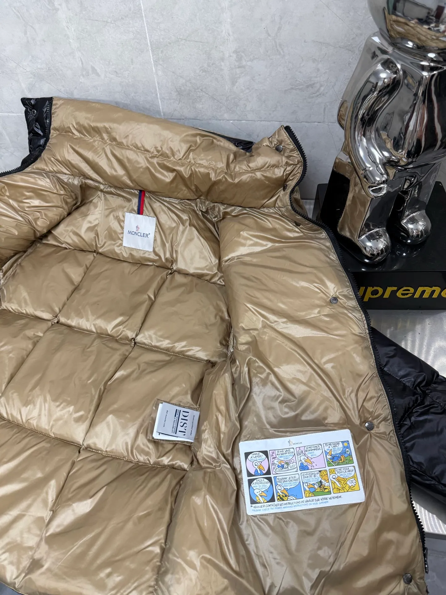 P780 Moncler women's bakery down jacket rana down jacket is inspired by the ninaro sandwich style of the 1980s, reinterpreted with unique style and practicality. Made of shiny patented nylon fabric, the bright color contrast between the inner and outer layers highlights the luxurious texture. National standard 98 pure white duck down, 100% of the highest quality on the market, overseas purchase version, never fake goose down and other misleading! 15D nylon lon fabric lining is of the highest standard, never velvet! Original accessories and hardware. This style can be said to be a must-have for women in the past two years. The silhouette design is super tonal, and it is a popular bread jacket. The hood is removable and the upper body is super comfortable. It is classic and easy to wear. It is a must-have. Size: 12345