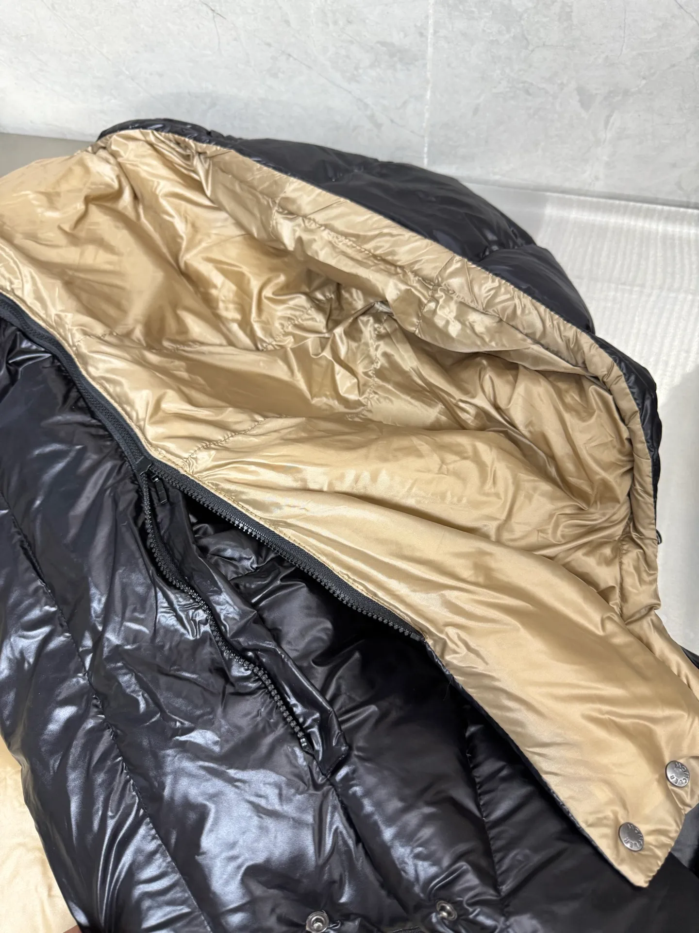 P780 Moncler women's bakery down jacket rana down jacket is inspired by the ninaro sandwich style of the 1980s, reinterpreted with unique style and practicality. Made of shiny patented nylon fabric, the bright color contrast between the inner and outer layers highlights the luxurious texture. National standard 98 pure white duck down, 100% of the highest quality on the market, overseas purchase version, never fake goose down and other misleading! 15D nylon lon fabric lining is of the highest standard, never velvet! Original accessories and hardware. This style can be said to be a must-have for women in the past two years. The silhouette design is super tonal, and it is a popular bread jacket. The hood is removable and the upper body is super comfortable. It is classic and easy to wear. It is a must-have. Size: 12345