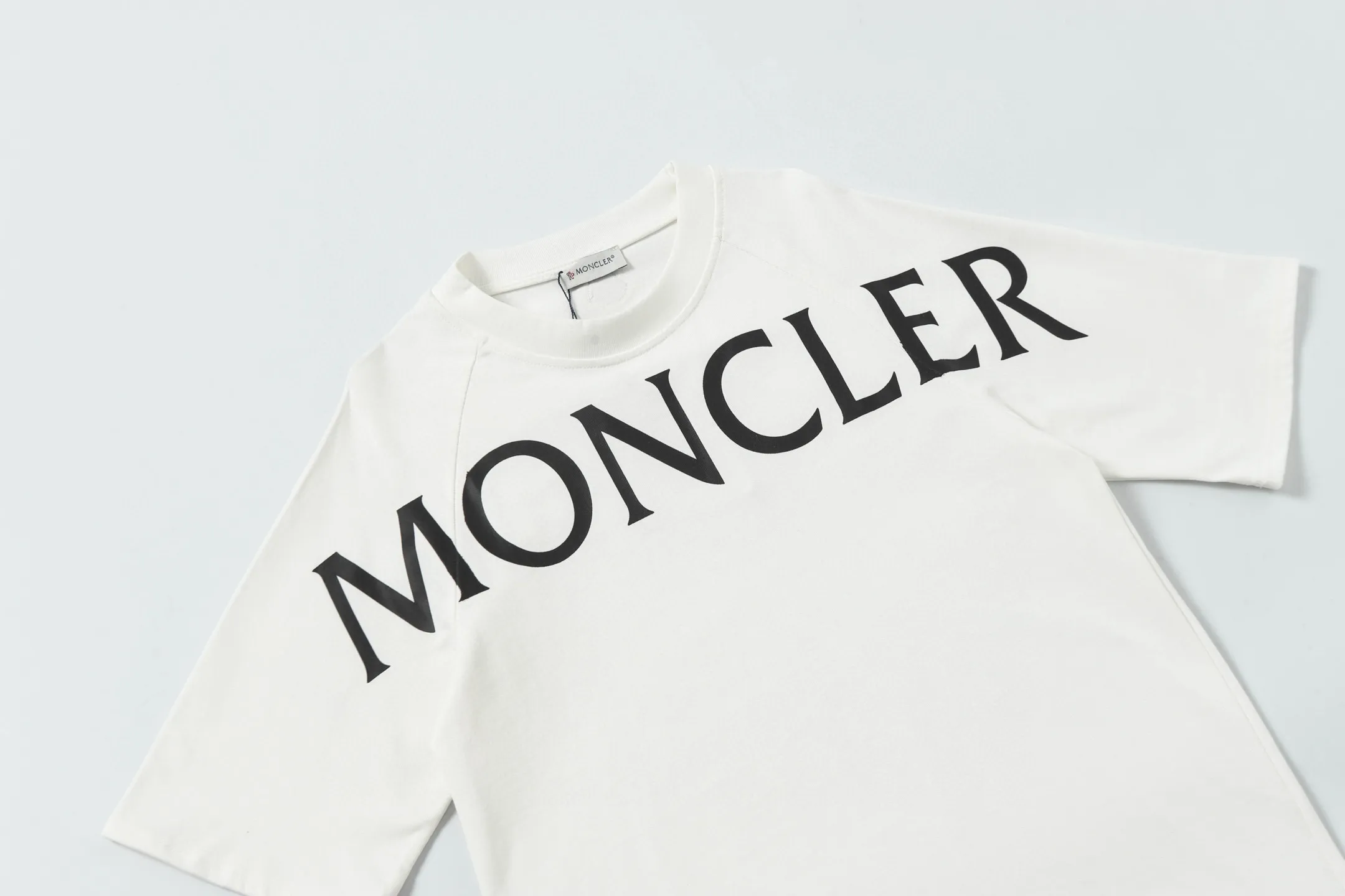 P140 Style No.: 833 〈MONCLER〉The price of the mousse is actually quite advantageous. Those who have been to the counters should know that the price of the mousse is not much cheaper than Gucci Burberry. It is just relatively low-key and unwilling to hype. It is a picture that you want to buy or not. It has an arrogant existence... Exclusively customized 270 grams of 32-count double yarn smooth cotton. The texture is very soft and comfortable. 100% different from the top fabrics in the market (does not shrink, deform, or pill). Paired with 320g 1*1 thread (fabric threads are dyed in the same vat, no color difference, threads are not easily deformed). Heavy embroidery is laminated, and the customer's upper body will not be scratched. Color: Black White Size: S-XL